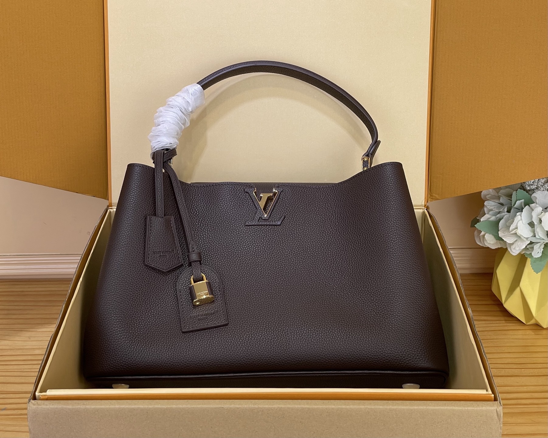 NO:812214,Top original order [Caucines Large Handbag] M26319 Chocolate Color This LV Caucines handbag is made of full-grain Taurillon sj calfskin, which has a delicate and durable feel. It is matched with gold hardware and is low-key and elegant. The iconic V-shaped side ring buckle + floral flap has exquisite details and is highly recognizable!  It can be carried as a hand-held crossbody, and can be easily carried on commuting and dating. Size 37.5 x 15.5 x 24 cm.10512115,,louis vuitton,cowhide19860909顶级原单【Caucines 大号手袋】M26319 巧克力色 本款LV Caucines手袋采用全粒面Taurillon sj小牛皮,手感细腻耐用,搭配金色五金,低调优雅.标志性V形侧环扣+花卉翻盖,细节精致,辨识度超高！手提斜挎都OK,通勤约会都能轻松驾驭. 尺寸37.5 x 15.5 x 24厘米.10512115,,louis vuitton,cowhide,Bag