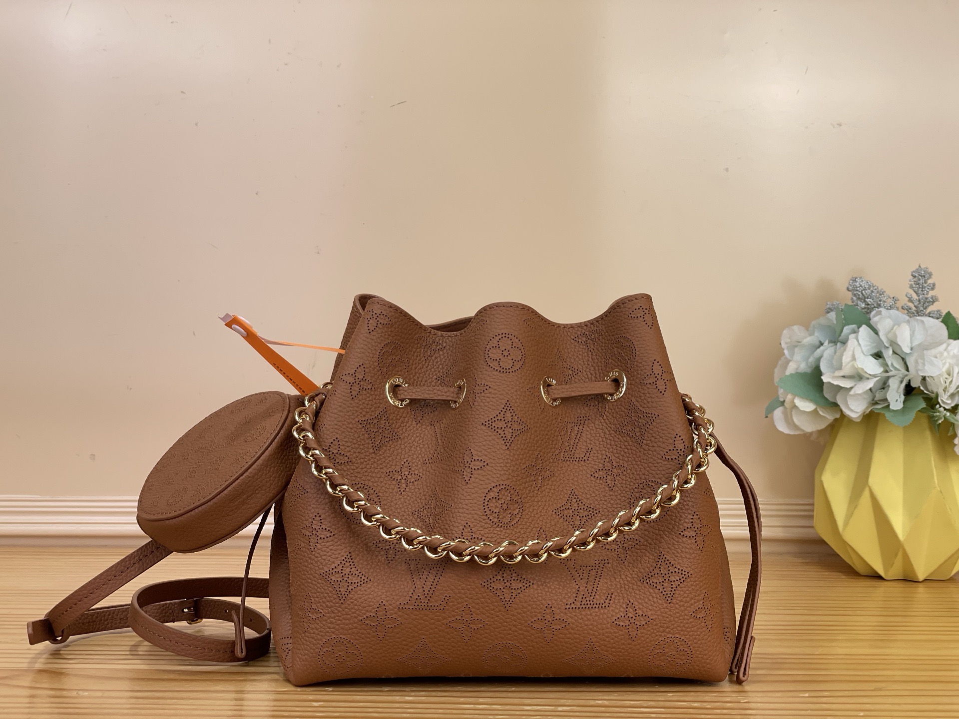 NO:812162,Top original item [BELLA handbag] m27378 brown/hollow Bella bucket bag is made of Monogram Ys engraved and perforated cow leather to create a compact shape, and then the same pattern is housed in a round coin purse with pocket proportions, full of modern style. Metal and leather woven handles and detachable leather shoulder strap allow for multiple carrying methods. Dimensions 19 x 22 x 14 cm 7918085 (length x height x  wide),,wallets,cowhide19860909顶级原单【BELLA 手袋】 m27378 棕色/镂空 Bella 水桶包采用 Monogram Ys镂花穿孔牛皮革塑造小巧构型,再令相同图案以袖珍比例栖身圆形零钱包,洋溢摩登风尚.金属与皮革编织手柄和可拆卸皮革肩带实现多种背携方式. 尺寸19 x 22 x 14 厘米 7918085 (长度 x 高 x 宽),,wallets,cowhide,Bag