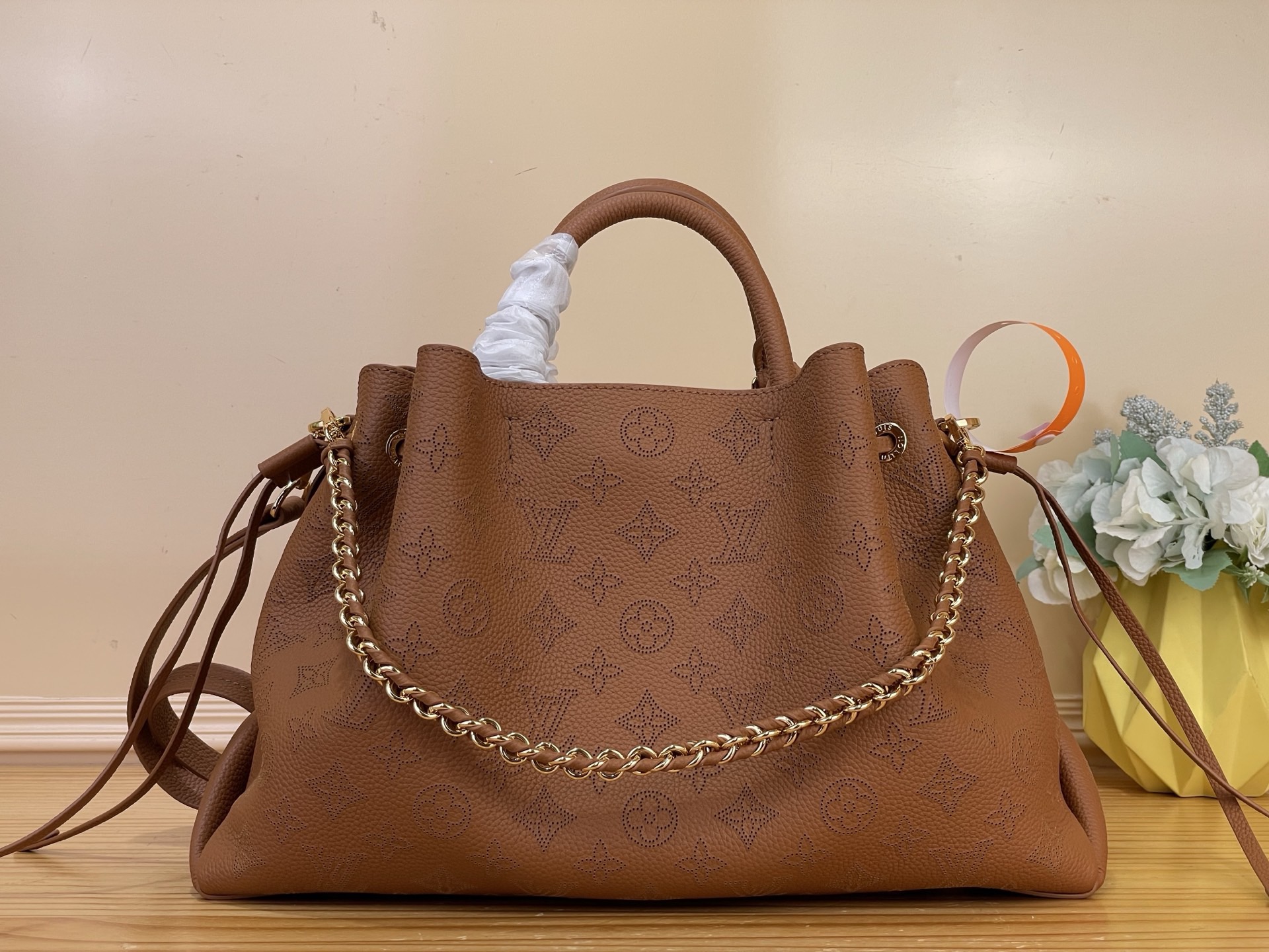 NO:812156,Top original order [BELLA TOTE handbag] m27443 brown/hollow Bella Tote Ys handbag is made of soft perforated cow leather, showing gentle pleats and drape effects, embellished with jewelry-like chains. The ample structure has a neat inner layer to meet the needs of daily travel, and can inject modern charm into casual wear. Dimensions 32 x 23 x 13 cm 98121050 (length x height x  wide),,cowhide19860909顶级原单【BELLA TOTE 手袋】 m27443 棕色/镂空 Bella Tote Ys手袋取材柔软镂花穿孔牛皮革,呈现温和褶裥与垂坠效果,点缀宛如珠宝的链条.充裕构型设有齐整内层,满足日常出行所需,可为休闲着装注入摩登韵味. 尺寸32 x 23 x 13 厘米 98121050 (长度 x 高 x 宽),,cowhide,Bag