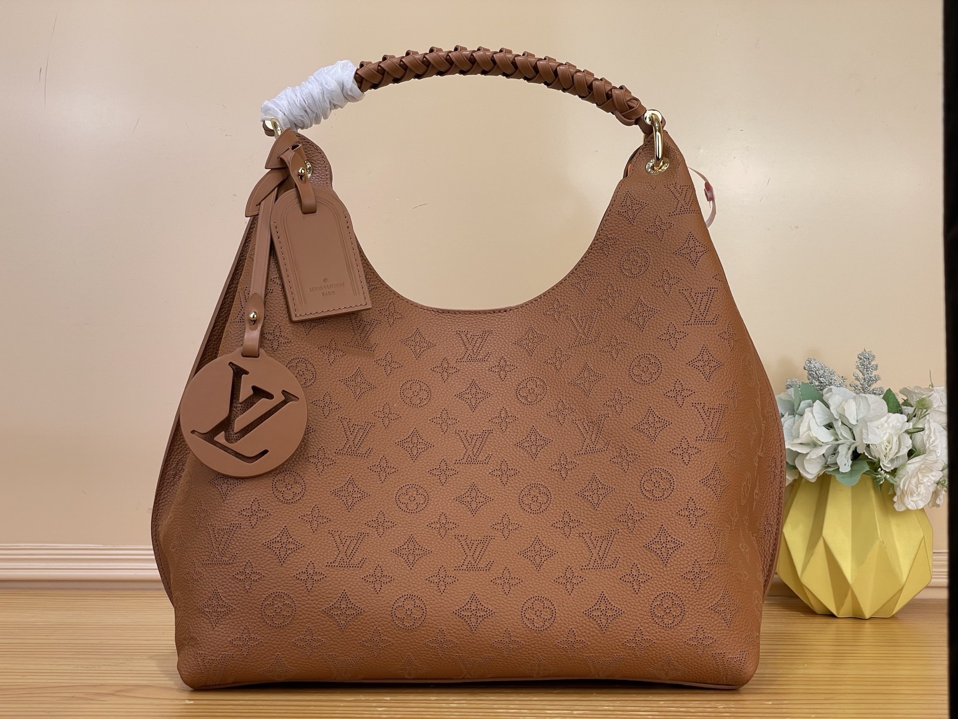 NO:812150,Top original item [Carmel Hobo handbag] m27446 brown/hollow Carmel Hobo handbag's stenciled calfskin presents Monogram Ys perforated pattern, and its soft texture allows ample space to travel easily. The woven handle and LV leather charm add a sophisticated touch. The pierced and perforated calfskin calfskin trim is microfiber lined with metal parts. The woven handle can be carried on the shoulder or on the elbow. The magnetic closure compartment pocket is detachable.  LV leather trim removable designer metal bottom studs size 35.0 x 40.0 x 17.0 cm 118121250,,louis vuitton,cowhide19860909顶级原单【Carmel Hobo 手袋】m27446 棕色/镂空 Carmel Hobo 手袋的镂花小牛皮呈现 Monogram Ys穿孔图案,其轻柔质地令充裕空间轻松随行.编织手柄和 LV 皮革挂饰再添考究之笔.镂花穿孔小牛皮小牛皮饰边超细纤维内衬金属件编织手柄,可肩背或肘挎磁扣开合隔层口袋可拆卸 LV 皮革装饰可拆卸名牌金属底钉 尺寸35.0 x 40.0 x 17.0 cm 118121250,,louis vuitton,cowhide,Bag