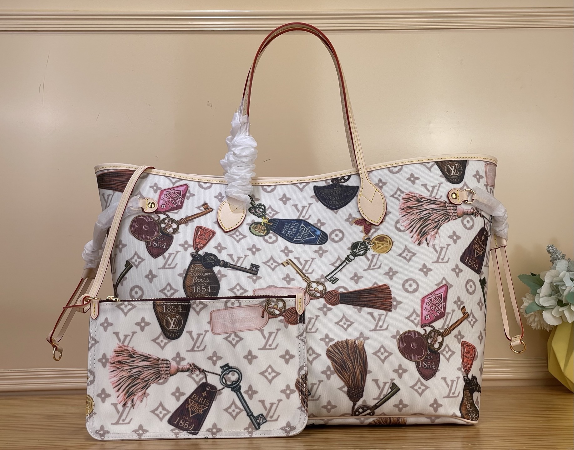 NO:812337,Top original order [Neverfull Large Handbag] M29449 White Flower/Emblem Silk Screen Getaway Lt Capsule Collection Renewed the Neverfull Large Handbag, with a vibrant horizontal print, echoing the ready-to-wear collection. The linen and coated canvas bag is paired with cow leather trim and contrasting fabric lining. There is plenty of space to easily fit a laptop and other daily necessities, and the detachable zipper inner pocket allows for flexible storage, making it a fashionable choice for commuting and traveling. Size 55 x  32 x 19 cm 6516075,,cowhide19860909顶级原单【Neverfull 大号手袋】M29449 白花/徽章丝印 Getaway Lt胶囊系列焕新呈现 Neverfull 大号手袋,铺陈活力横向印花,与成衣系列遥相呼应.亚麻和涂层帆布包身搭配牛皮革饰边与撞色织物内衬.充裕空间轻松装入笔记本电脑及其他日常所需,可拆卸拉链内袋便于灵活收纳,成就通勤与出行的时尚之选. 尺寸 55 x 32 x 19厘米 6516075,,cowhide,Bag