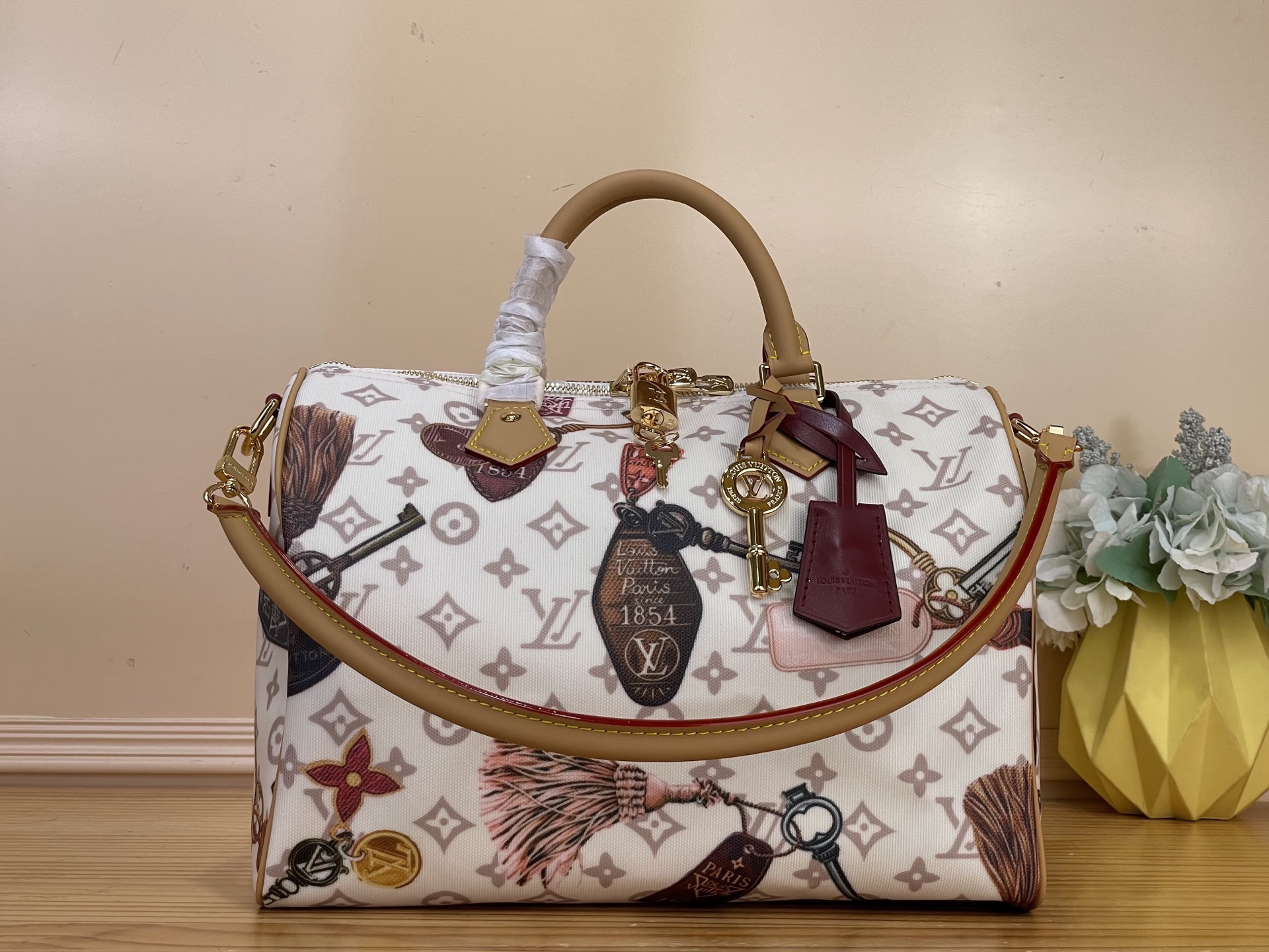 NO:812339,Top original order [Getaway Seedy 30 Soft handbag] M29377 white flower/badge silk screen from the Flight Mode Lt series, meeting the needs of travel enthusiasts. The bag body is made of horizontally printed canvas, echoing this season's ready-to-wear patterns. It has ample capacity to easily store the needs for weekend travel. The logo key bag and detachable keychain add the finishing touch. Dimensions 30 x 21 x 17 cm 6517063..,,keychain19860909顶级原单【 Getaway Seedy 30 Soft 手袋】M29377 白花/徽章丝印 出自 Flight Mode Lt系列,契合旅行爱好者需求.包身取材横向印花帆布,呼应本季成衣图案.充裕容量轻松收纳周末出行所需.标识钥匙包与可拆卸钥匙扣平添点睛之笔. 尺寸 30 x 21 x 17厘米 6517063..,,keychain,Bag
