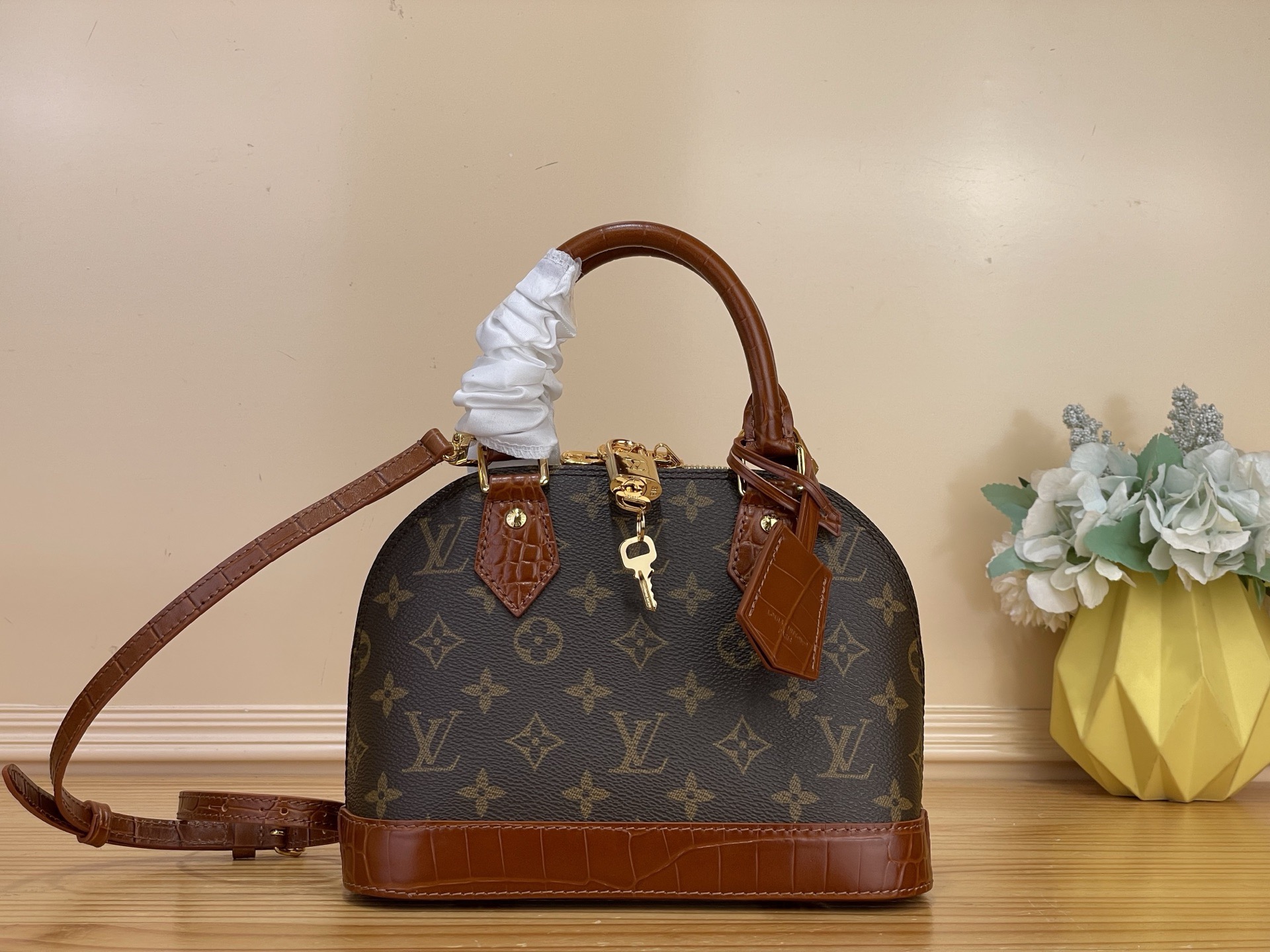 NO:812169,Top original order [Alma BB handbag] N30016 53152 Presbyopic/brown (cowhide embossed crocodile pattern) Alma BB handbag This Alma BB handbag has been reinterpreted and becomes a new member of the Trunk St series. It pays tribute to the brand's long travel culture with its classic logo. Handbag Selection Monogram  Canvas, trimmed in deep crocodile leather, embellished with shiny metal corners and studs. Version comes with an adjustable shoulder strap. Dimensions: 17.5 x 11.5 x 23.5 cm 5617065,,cowhide,crocodile skin19860909顶级原单【Alma BB 手袋】N30016 53152 老花/棕色（牛皮压鳄鱼纹） Alma BB 手袋 本款Alma BB 手袋经焕新演绎,成为 Trunk St系列的新成员,以经典标识致敬品牌悠久的旅行文化.手袋甄选 Monogram 帆布,搭配深邃鳄鱼皮革饰边,并以耀目金属包角和饰钉点缀.版本配有可调节肩带. 尺寸17.5 x 11.5 x 23.5 厘米 5617065,,cowhide,crocodile skin,Bag