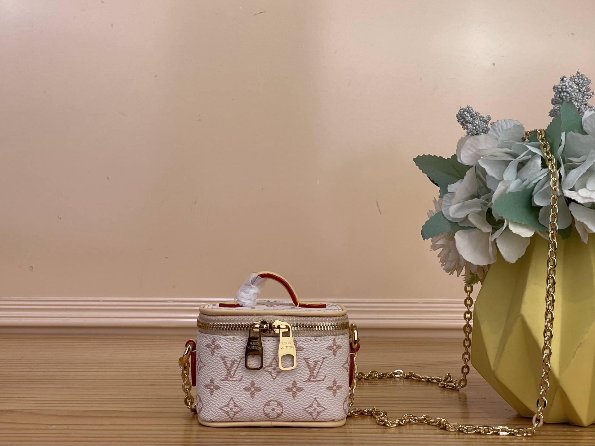 NO:812144,Top original order [MICRO VANITY handbag] m03812 white flower/chain (lipstick earphone bag) reference picture This Micro Vanity Ms handbag condenses the classic silhouette of the Vanity handbag, using Monogram canvas to create a trendy choice for traveling lightly. The metal chain is convenient for cross-body wear, and the compact configuration is suitable for storing headphones and lipstick from the brand's new beauty series. 2813035,19860909顶级原单【MICRO VANITY 手袋】 m03812 白花/链条（口红耳机包）参考图 本款 Micro Vanity Ms手袋浓缩 Vanity 手袋的经典廓形,以 Monogram 帆布打造轻装出行的潮流之选.金属链条方便斜挎,紧凑构型适宜收纳耳机和品牌崭新美妆系列中的唇膏.2813035,,Bag