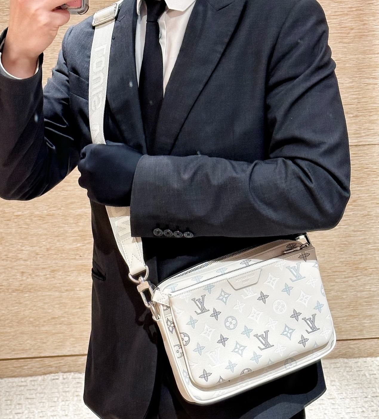 NO:812384,[Trio messenger bag] M28618 dark blue/gradient screen printing 28854 white/gradient screen printing model picture,19860909【 Trio 邮差包手袋】M28618 深蓝色/渐变丝印 28854 白色/渐变丝印 模特图,,Bag