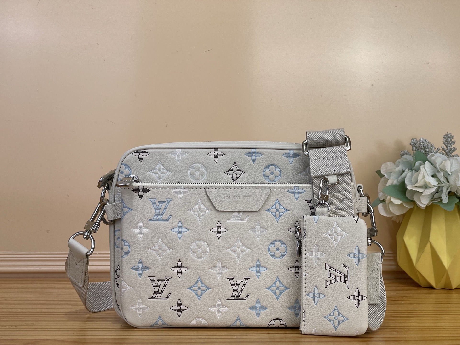 NO:812382,Top original item [Trio messenger bag] M28618 dark blue/gradient screen printing 28854 white/gradient screen printing. Made of Monogram Shadow Jm cow leather, the triple screen printing process gives the Monogram pattern a unique gradient effect. It is equipped with a large patch pocket on the front, and the small coin purse on the shoulder strap can also be removed at will. The detachable and adjustable shoulder strap is convenient for shoulder and crossbody carry. Size 25 x 18.5 x  7cm 6817075,,wallets,cowhide19860909顶级原单【 Trio 邮差包手袋】M28618 深蓝色/渐变丝印 28854 白色/渐变丝印 选用 Monogram Shadow Jm牛皮革,以三重丝印工艺赋予 Monogram 图案别致渐变效果.正面配有大号贴袋,肩带上的小号零钱包亦可随心取下.可拆卸并调节的肩带方便肩背和斜挎. 尺寸 25 x 18.5 x 7厘米 6817075,,wallets,cowhide,Bag