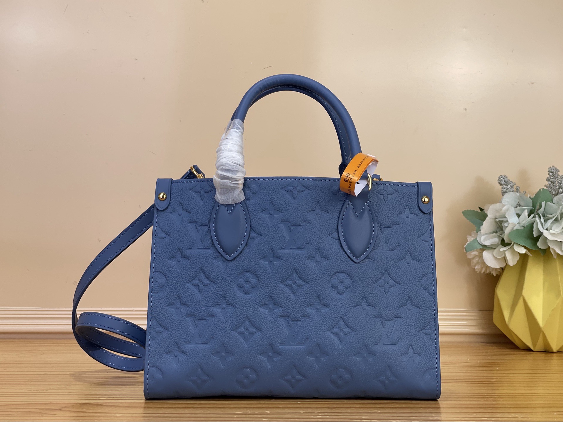 NO:812379,Top original order [OnTheGo small handbag] M45653 28181 haze blue (embossed), made of Monogram Emreinte Ys leather, with a spacious configuration and polished metal parts, which can easily accommodate travel needs for business or leisure occasions. The detachable shoulder strap allows for a variety of carrying methods. Dimensions 25 x 19 x 11.5 cm 8019085,19860909顶级原单【OnTheGo 小号手袋】M45653 28181 雾霾蓝（压花） 取材 Monogram Emreinte Ys皮革,为宽敞构型搭配抛光金属件,可轻松容纳商务或休闲场合的出行所需.可拆卸肩带实现多种背携方式. 尺寸 25 x 19 x 11.5厘米 8019085,,Bag