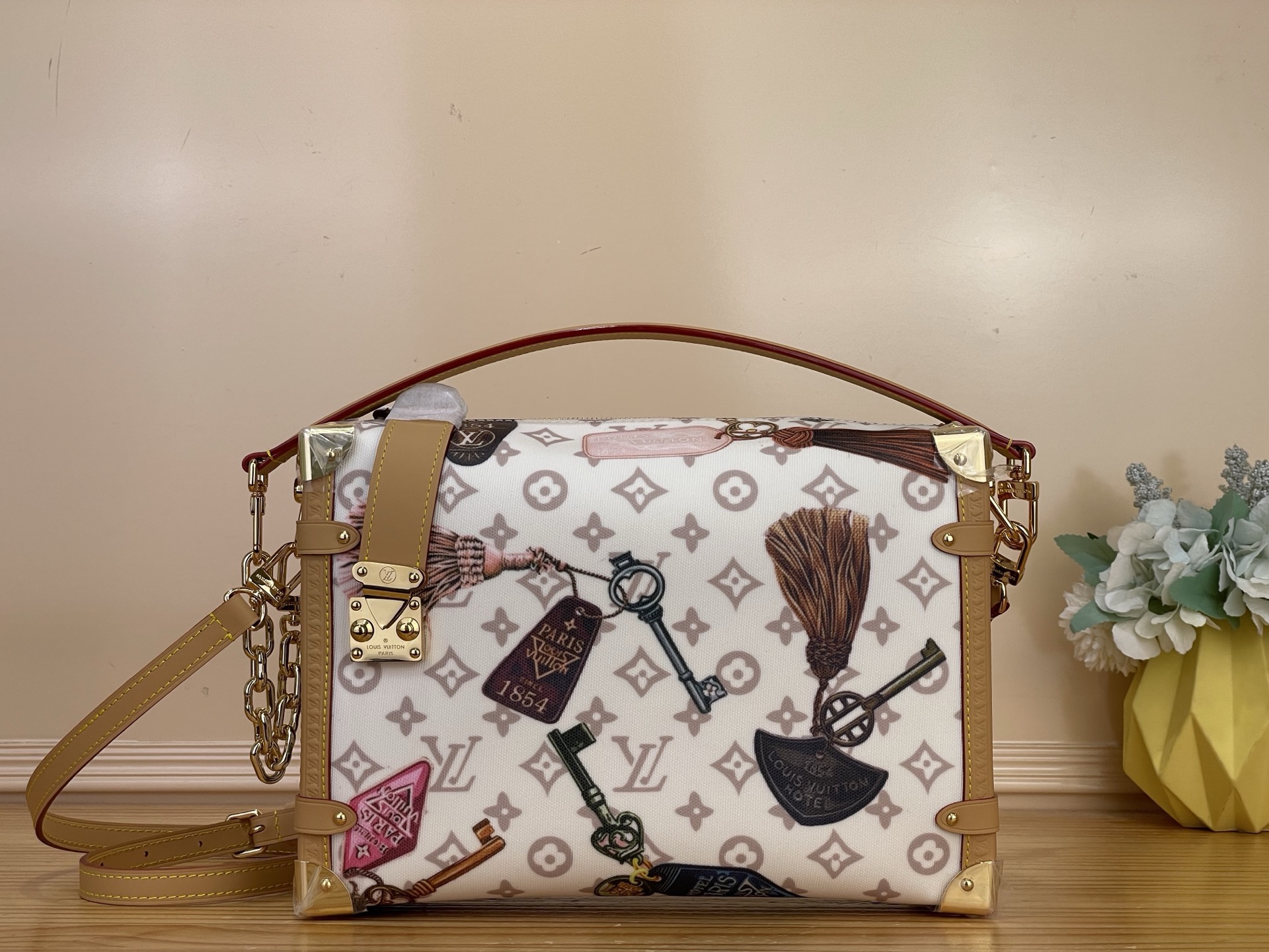 NO:812344,Top original order [Side Trunk Large Handbag] M29355 White Flower/Emblem Silk Screen Flight Mode Getaway Capsule Series Side Trunk Large Handbag combines fun and ingenuity to pay tribute to Louis Vuitton's travel heritage. The Monogram Dune  10cm.7218085,,louis vuitton19860909顶级原单【Side Trunk 大号手袋】M29355 白花/徽章丝印 Flight Mode Getaway 胶囊系列 Side Trunk 大号手袋融汇趣致巧思,礼赞路易威登的旅行传承.Monogram Dune xh 帆布包身点缀绚彩钥匙图案,与当季成衣系列图案默契相映.别致设计巧饰金属包角与标识 S-lock 锁扣. 尺寸 30 x 20 x 10厘米.7218085,,louis vuitton,Bag
