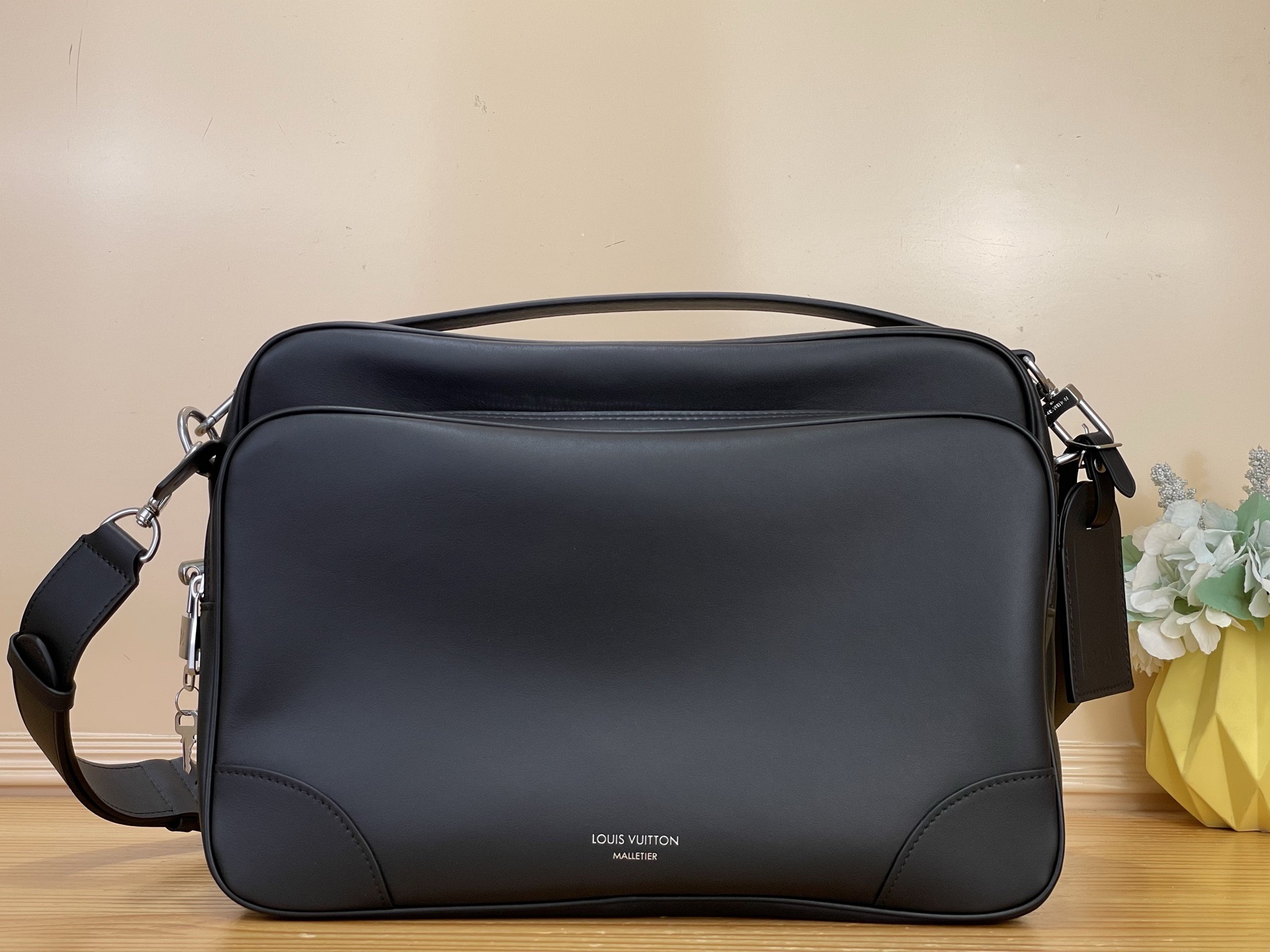 NO:812273,Top Original [Nil XL Messenger Bag] M27999 Black (Full Leather) Made of soft natural leather, it stands out with its wide, structured silhouette. The interior is lined with LVBlason jm jacquard textile, and the spacious interior can easily accommodate a laptop, documents and daily necessities. NiXL features a detachable and adjustable strap, providing a variety of carrying options. Dimensions 37x26x19 cm  98121050,,louis vuitton19860909顶级原单【Nil XL 邮差包手袋】M27999 黑色（全皮） 由柔软的天然操制皮革制成,以其宽大、结构化的轮廓脱颖而出.内部采用LVBlason jm提花纺织品内衬,宽敞的内部空间可轻松容纳笔记本电脑、文件和日常必需品.NiXL采用可拆卸、可调节的表带,提供多种携带择. 尺寸 37x26x19厘米 98121050,,louis vuitton,Bag
