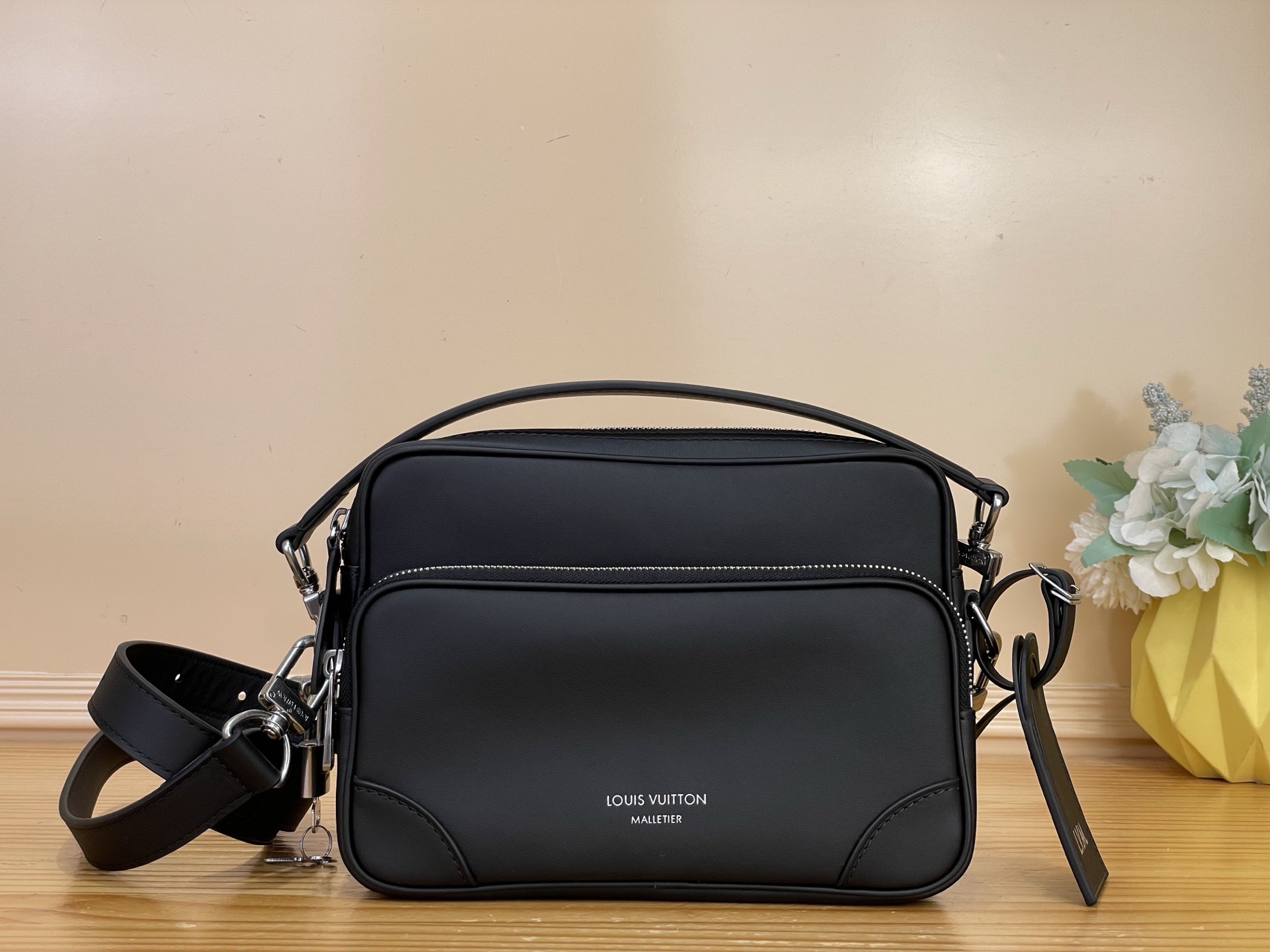 NO:812277,Top original order [NIL messenger bag] m14016 27998 black/full leather Nil handbag is fashionable and compact, belonging to the Monogram Archive series. The body is made of Monogram jm coated canvas and decorated with cow leather trim. The handbag combines retro details and modern elegance. The corners are reinforced and matched with harrell Williams' newly launched pearl zipper. The detachable handle and strap are flexible and portable. Size 17.5 x 11 x  25 cm 7518085,,cowhide19860909顶级原单【NIL 邮差包】 m14016 27998黑色/全皮 Nil 手袋时尚小巧,属于 Monogram Archive 系列,以 Monogram jm涂层帆布制作包身,并饰以牛皮革镶边.手袋融合复古细节与现代雅致格调,包角经过加固,并搭配 harrell Williams 新近推出的珍珠拉链.可拆卸手柄与背带灵活便携. 尺寸17.5 x 11 x 25 厘米 7518085,,cowhide,Bag