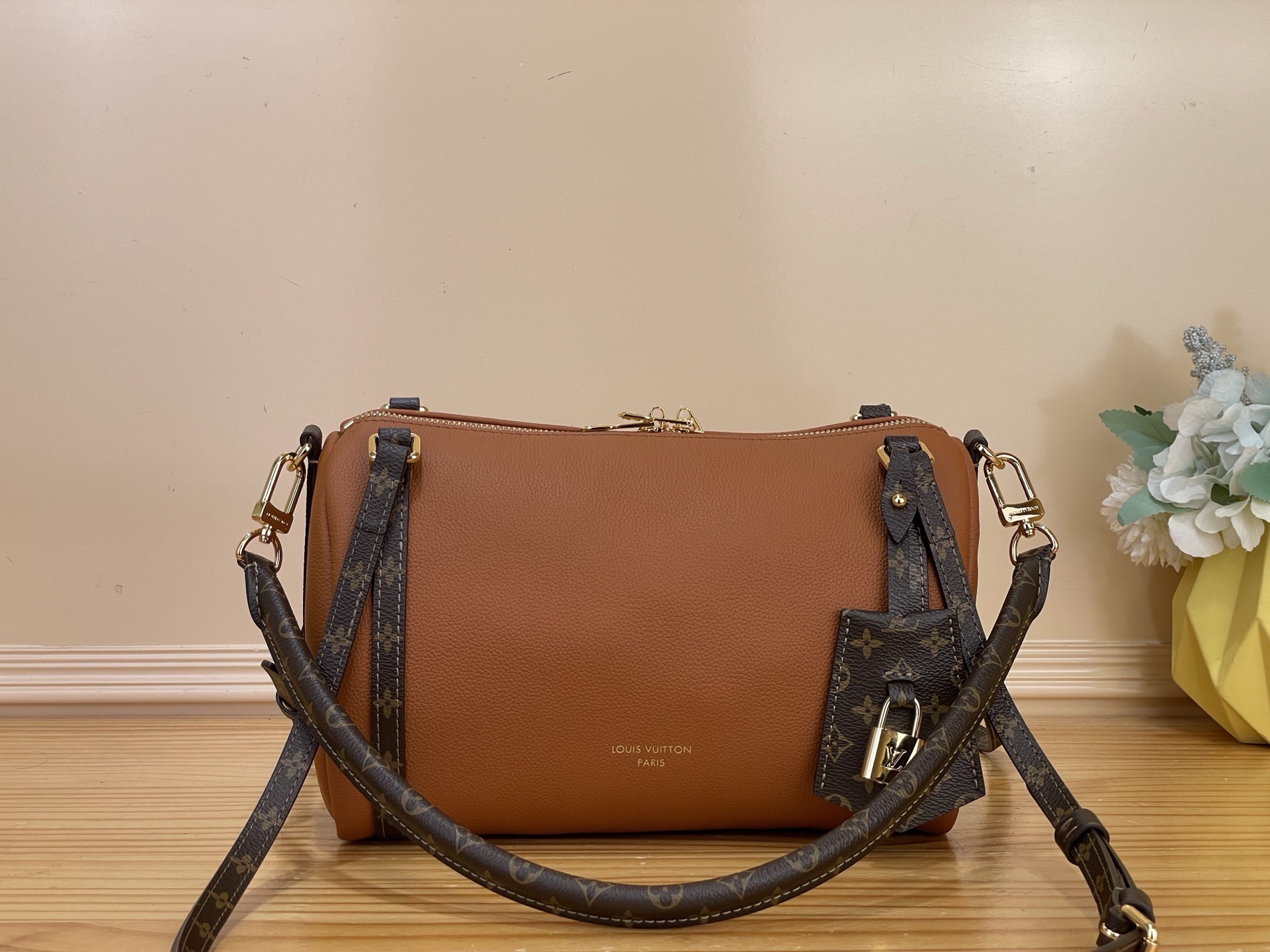 NO:812161,Top original item [Exress small handbag] M29428 dark brown from the Flight Mode series, showing timeless matching colors. Louis Vuitton's classic Monogram Sj canvas is spread on the trim and lining. The iconic key bag and Yingze padlock embellish the body of the bag, and can also be fastened to the zipper pull. The elegant silhouette is equipped with an adjustable handle, and the handle height can be adjusted as you like. The right size can easily accommodate daily needs. Size 26 x 17 x  13.5cm.6517060..,,louis vuitton19860909顶级原单【Exress 小号手袋】M29428 深棕色 出自 Flight Mode 系列,呈现隽永百搭配色.路易威登经典 Monogram Sj帆布铺展于饰边与内衬.标志性钥匙包和莹泽挂锁点缀包身,亦可扣于拉链头.优雅廓形搭载可调节手柄,手提高度随心调整.恰宜尺寸轻松容纳日常所需. 尺寸 26 x 17 x 13.5厘米.6517060..,,louis vuitton,Bag