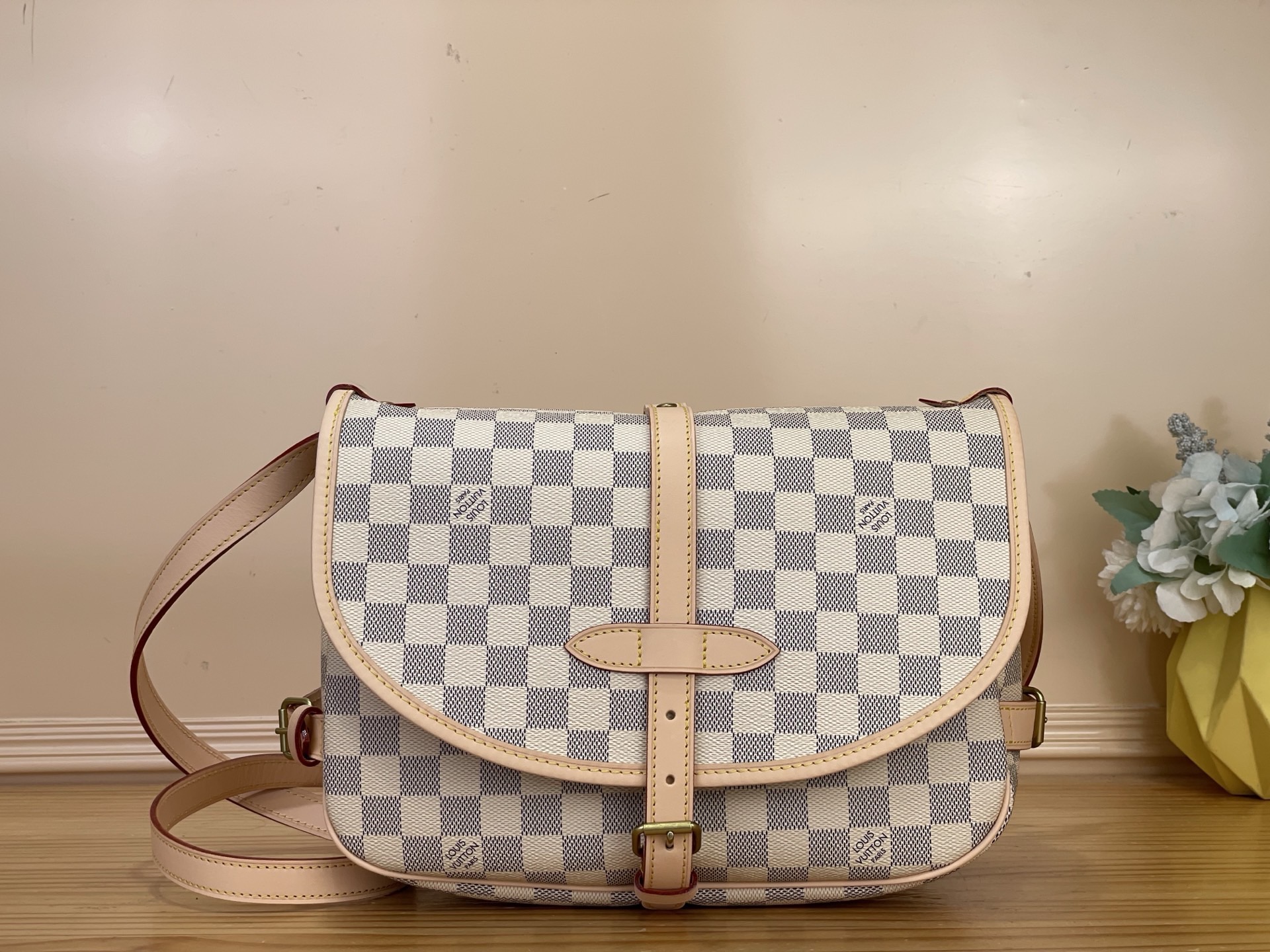 NO:812155,Top original order [SAUMUR medium handbag] M40710 42256 white plaid N48202 Saumur medium handbag made of Monogram H canvas shows Louis Vuitton's natural elegance. Middle-aged casual cross-body style adds fashion appeal, and the exquisite cowhide trim outlines a very feminine appearance. Size 28x11x20 5516065,,louis  vuitton,cowhide19860909顶级原单【SAUMUR 中号手袋】M40710 42256 白格N48202 采用 Monogram H帆布制作的 Saumur 中号手袋展现了路易威登自然的优雅气质. 中古 随意斜挎更显时尚感染力,精致的牛皮饰边勾勒出极富女人味的外形. 尺寸 28x11x20 5516065,,louis vuitton,cowhide,Bag