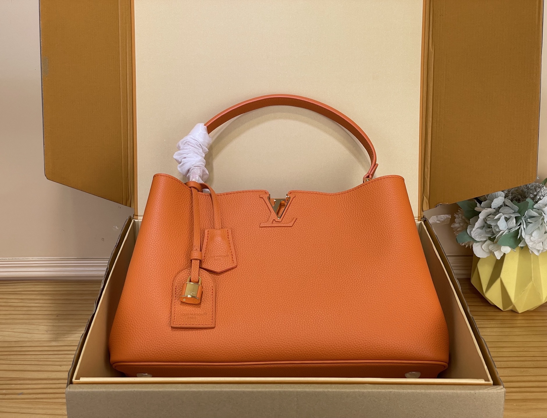 NO:812216,Top original order [Caucines large handbag] M26319 Orange This LV Caucines sj handbag is made of full-grain Taurillon calfskin, which has a delicate and durable feel. It is matched with gold hardware and is low-key and elegant. The iconic V-shaped side ring buckle + floral flap has exquisite details and is highly recognizable!  It can be carried as a hand or crossbody, and can be easily carried on commuting or dating. Size 37.5 x 15.5 x 24 cm 105121150,,louis vuitton,cowhide19860909顶级原单【Caucines 大号手袋】M26319 橙色 本款LV Caucines sj手袋采用全粒面Taurillon小牛皮,手感细腻耐用,搭配金色五金,低调优雅.标志性V形侧环扣+花卉翻盖,细节精致,辨识度超高！手提斜挎都OK,通勤约会都能轻松驾驭. 尺寸37.5 x 15.5 x 24厘米 105121150,,louis vuitton,cowhide,Bag