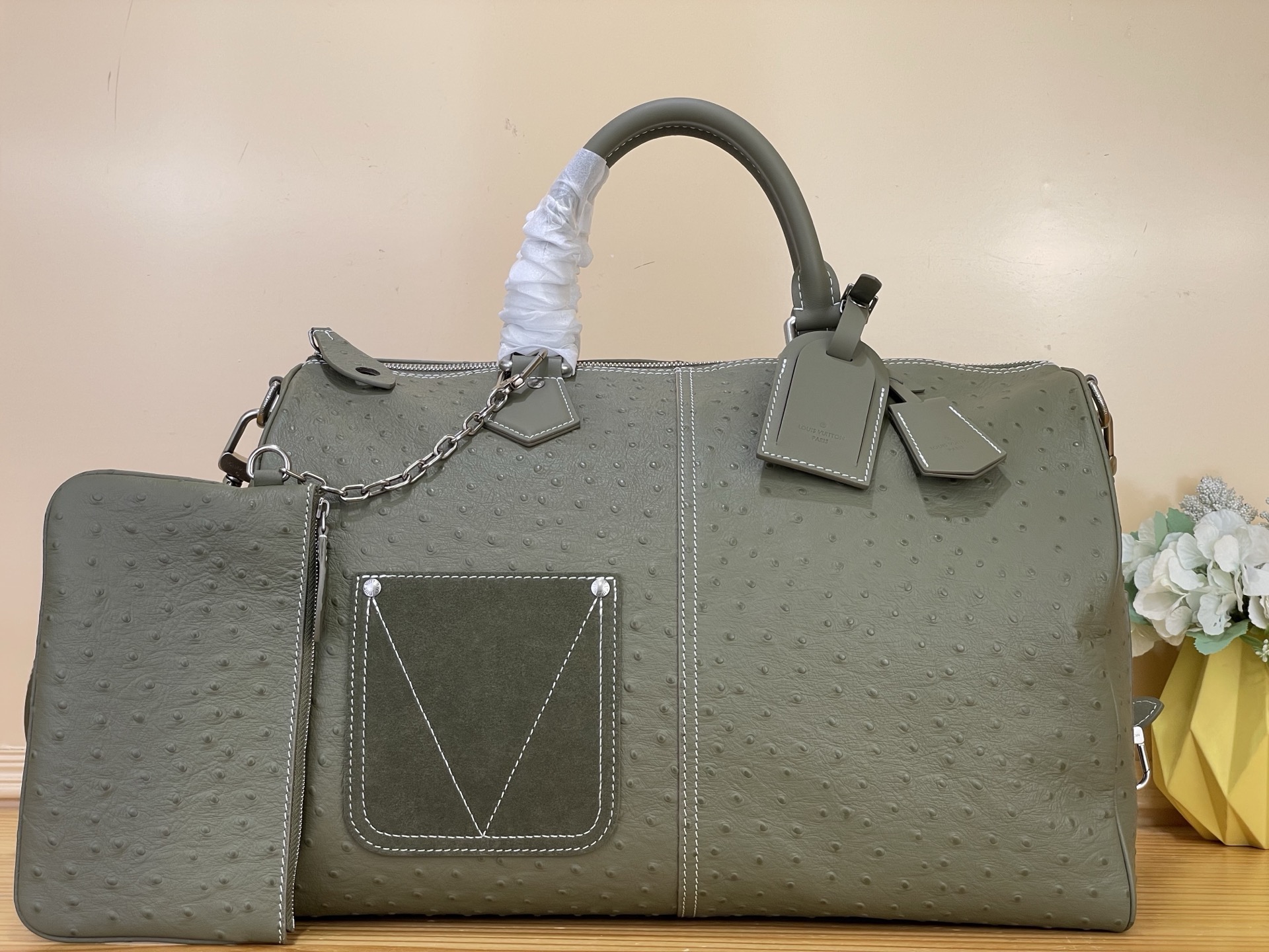 NO:812229,Top original item [Seedy Bandoulière 40 Handbag] M89113 Green/Color Blocking (Ostrich Pattern) This Seedy Bandoulière 40 Monogram Leather sj handbag is made of soft cow leather, with the Monogram pattern to reproduce the sophisticated look and feel of the canvas print. The dazzling metal parts, sheepskin lining and nameplate jointly prove creative director harrell Williams' unremitting pursuit of details. Size 40 x 26 x  23 cm 105121150,,cowhide,sheepskin19860909顶级原单【Seedy Bandoulière 40 手袋】M89113 绿色/拼色（鸵鸟纹） 本款 Seedy Bandoulière 40 Monogram Leather sj手袋选用柔软牛皮革,以 Monogram 图案重现帆布印花的考究观感.耀目金属件、羊皮革内衬和铭牌共同印证创意总监 harrell Williams 对细节的不懈追求. 尺寸40 x 26 x 23 厘米 105121150,,cowhide,sheepskin,Bag