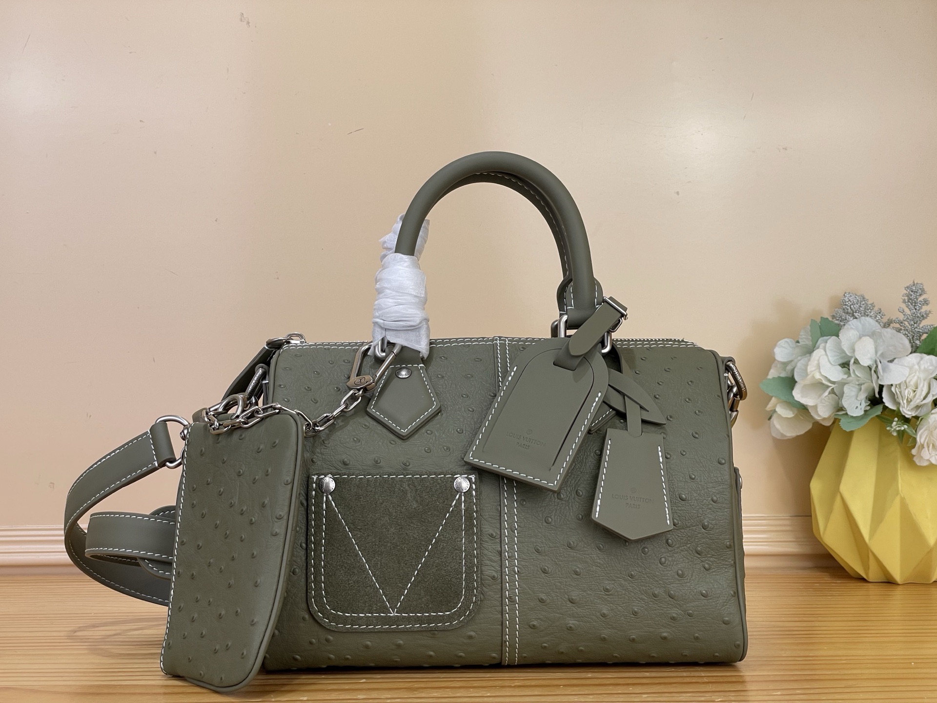 NO:812230,Top original item [Seedy Bandoulière 25 Handbag] M89119 Green/Color Blocking (Ostrich Pattern) This Seedy Bandoulière 25 Monogram Leather handbag is made of soft cow leather, with the Monogram sj pattern to reproduce the sophisticated look and feel of the canvas print. The dazzling metal parts, sheepskin lining and nameplate jointly prove creative director harrell Williams' unremitting pursuit of details. Size 25 x 15 x  15 cm (length x height x width) 931981000,,cowhide,sheepskin19860909顶级原单【Seedy Bandoulière 25 手袋】M89119 绿色/拼色（鸵鸟纹） 本款 Seedy Bandoulière 25 Monogram Leather 手袋选用柔软牛皮革,以 Monogram sj图案重现帆布印花的考究观感.耀目金属件、羊皮革内衬和铭牌共同印证创意总监 harrell Williams 对细节的不懈追求. 尺寸25 x 15 x 15厘米(长度 x 高 x 宽) 931981000,,cowhide,sheepskin,Bag