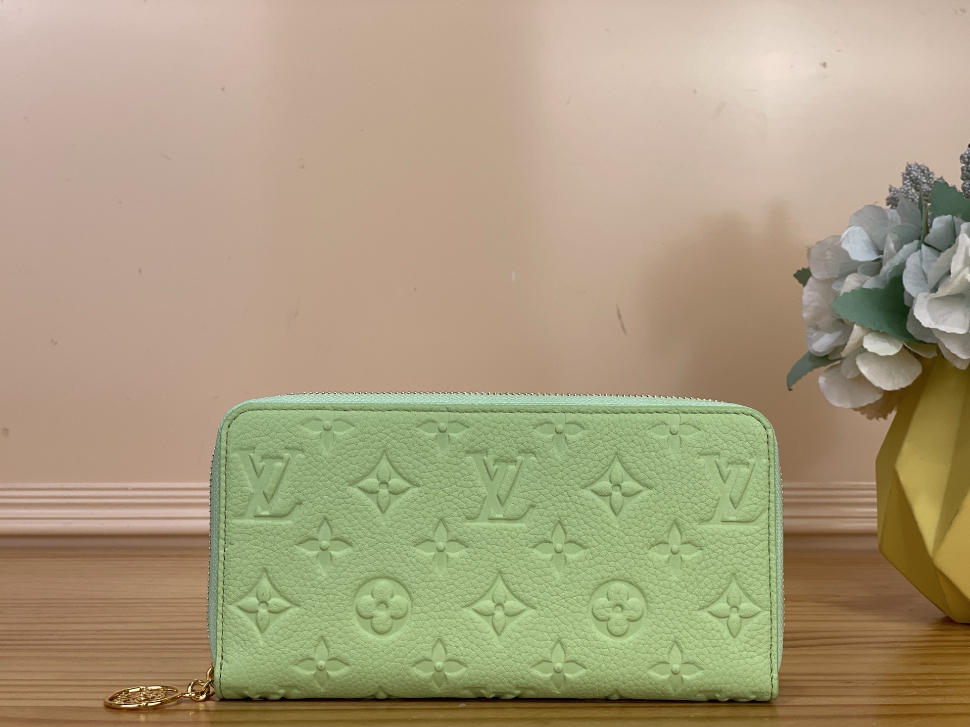 NO:812167,Top original order [ziy zipper wallet] m27715 m28294 Apple green/rainbow The iconic 'Ziy wallet' is reinterpreted as part of the 'Rainbow' series. Monogram·Amlant that symbolizes Maison  ms leather is finished in a vibrant shade of apple green. The design combines style and functionality, and the interior is equipped with 12 card slots in addition to 3 compartments containing multiple pockets for coins and banknotes. The zipper pull imitating the LV script compliments the Maison's craftsmanship and adds to the impression of elegance. Dimensions 19.5 x 10.5 x 2.5 cm 3514046 (width x height x sides),, louis vuitton, wallets19860909顶级原单【ziy 拉链钱夹】m27715 m28294 苹果绿/彩虹 作为“彩虹”系列的一部分被重新诠释的标志性的“Ziy钱包”.象征Maison的Monogram·Amlant ms皮革以鲜艳的苹果绿色的色调完成.设计兼具风格和功能性,内部除了包含硬币和纸币的多个口袋在内的3个隔间外,还配备了12个卡槽.模仿LV脚本的拉链拉手赞美Maison的匠人技艺,增添了优雅的印象. 尺寸19.5 x 10.5 x 2.5厘米 3514046（宽x高x边）,,louis vuitton,wallets,Bag