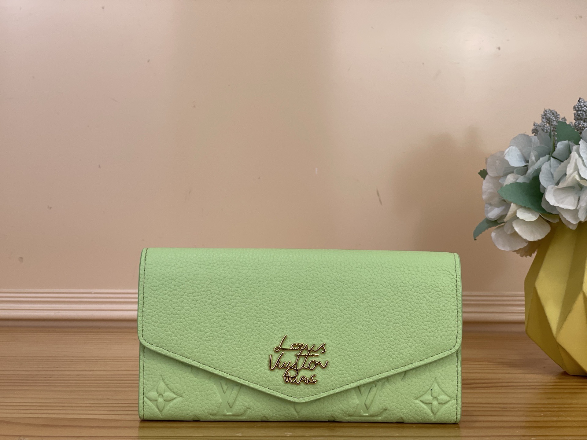 NO:812172,Top original item [Sarah Wallet] m27664 Apple Green/Rainbow This Sarah Wallet is made of Monogram Emreinte leather embossed with the classic Monogram ms pattern, with an envelope-style flap to open the credit card compartment and zippered coin pocket. Size 19 x 10.5 x 2 cm 3415055,19860909顶级原单【Sarah 钱夹】 m27664 苹果绿/彩虹 本款 Sarah 钱夹为 Monogram Emreinte 皮革压印经典 Monogram ms图案,以信封式翻盖开启信用卡卡片夹层和拉链零钱袋. 尺寸19 x 10.5 x 2 厘米 3415055,,Bag
