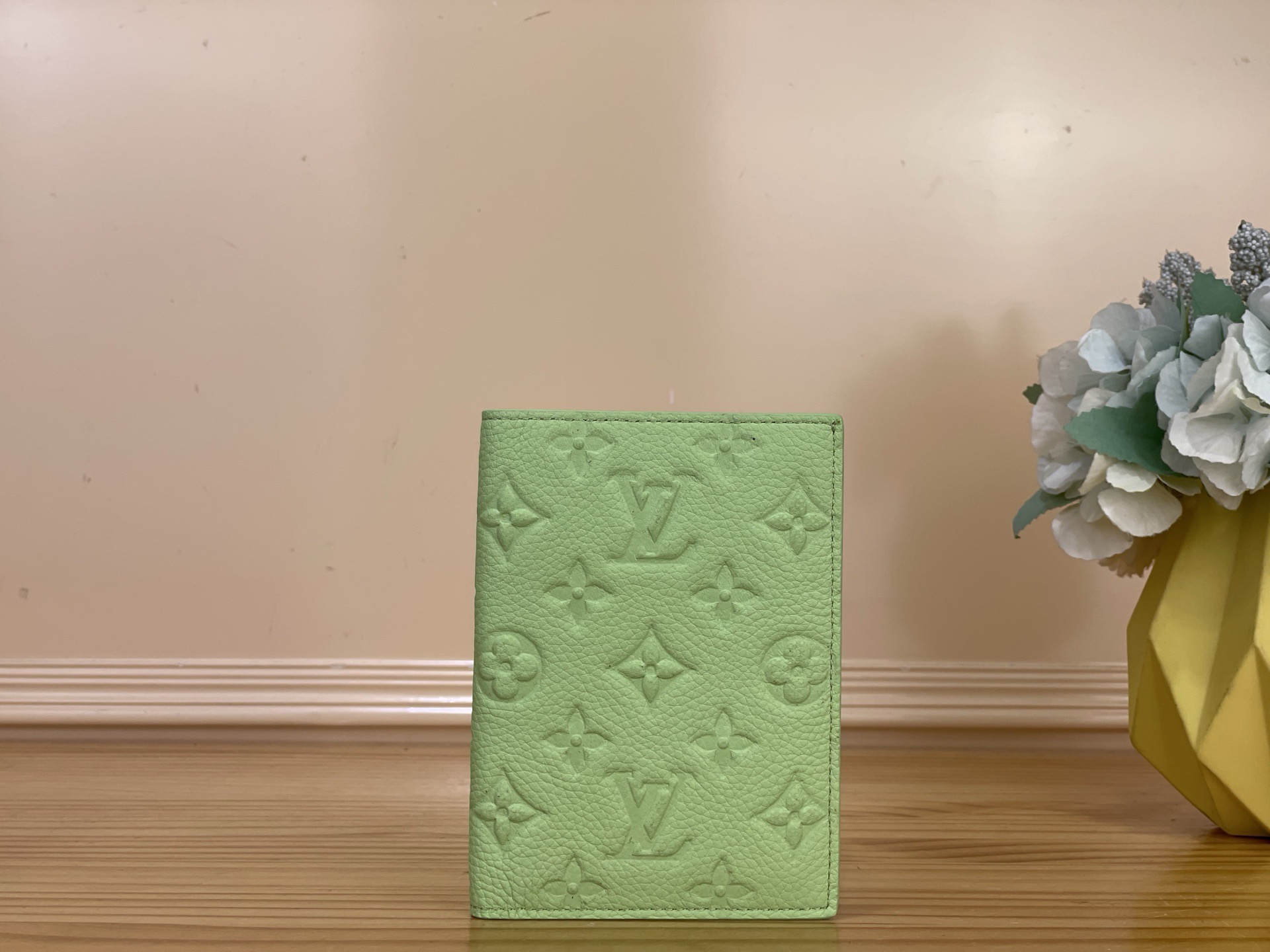 NO:812176,Top original item [Passport Case] ​​m27678 m27677 Apple Green/Rainbow Louis Vuitton's classic passport case launches the Rainbow version, which renders the iconic Monogram Emreinte ms leather with gorgeous colors. The inner pocket and card slot can safely store travel documents and cards. Dimensions 10 x 14 x 2.5 cm. 1912027 (length x height x width),, louis vuitton19860909顶级原单【护照套】 m27678 m27677 苹果绿/彩虹 路易威登经典护照套推出 Rainbow 彩虹版本,为标志性 Monogram Emreinte ms皮革渲染绮丽色彩.内里口袋和卡位可稳妥收纳旅行证件和卡片. 尺寸10 x 14 x 2.5 厘米.1912027 (长度 x 高 x 宽),,louis vuitton,Bag