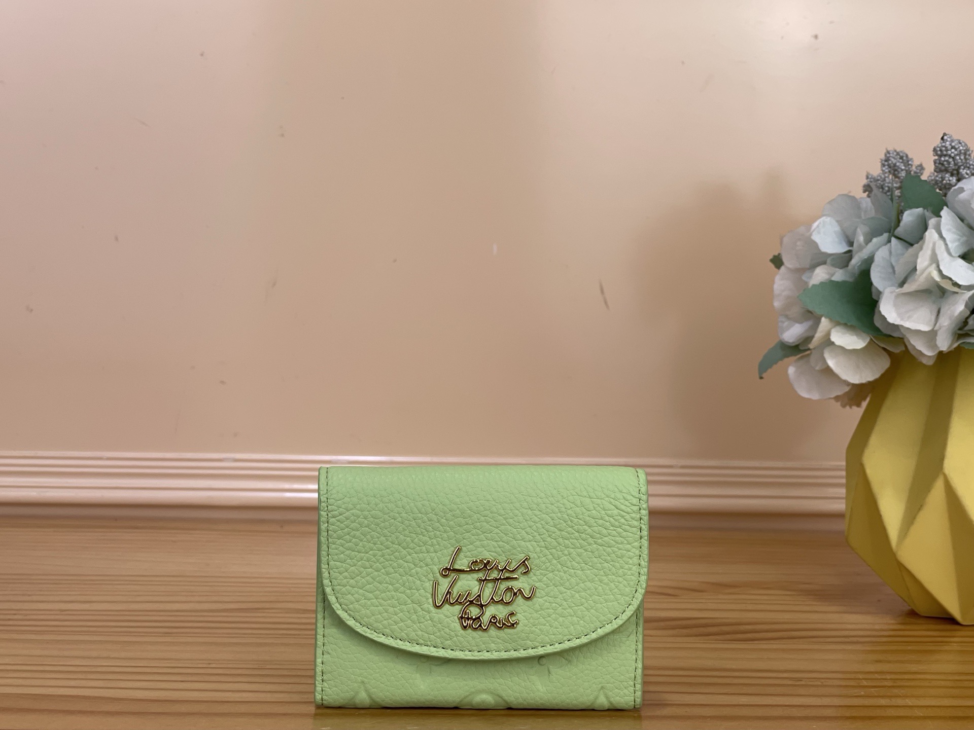 NO:812180,Top original item [ROSALIE Coin Purse] m27480 m27481 Apple Green/Rainbow This Rosalie Coin Purse is from the Rainbow series. It is dyed with bright colors in Monogram Emreinte ms leather, which can brighten up various styles. The LV Scrit snap buckle expresses the brand identity, and the exquisite figure contains multiple pockets to neatly store coins, banknotes and cards. Size 11 x 8 x 2.5 cm  2113628 (length x height x width),,louis vuitton,wallets19860909顶级原单【ROSALIE 零钱包】 m27480 m27481 苹果绿/彩虹 本款 Rosalie 零钱包出自 Rainbow 系列,为 Monogram Emreinte ms皮革浸染明媚色调,可为各式造型点亮缤纷意趣.LV Scrit 按扣道出品牌身份,玲珑身姿内含多个口袋,工整收纳硬币、纸币与卡片. 尺寸11 x 8 x 2.5 厘米 2113628 (长度 x 高 x 宽),,louis vuitton,wallets,Bag