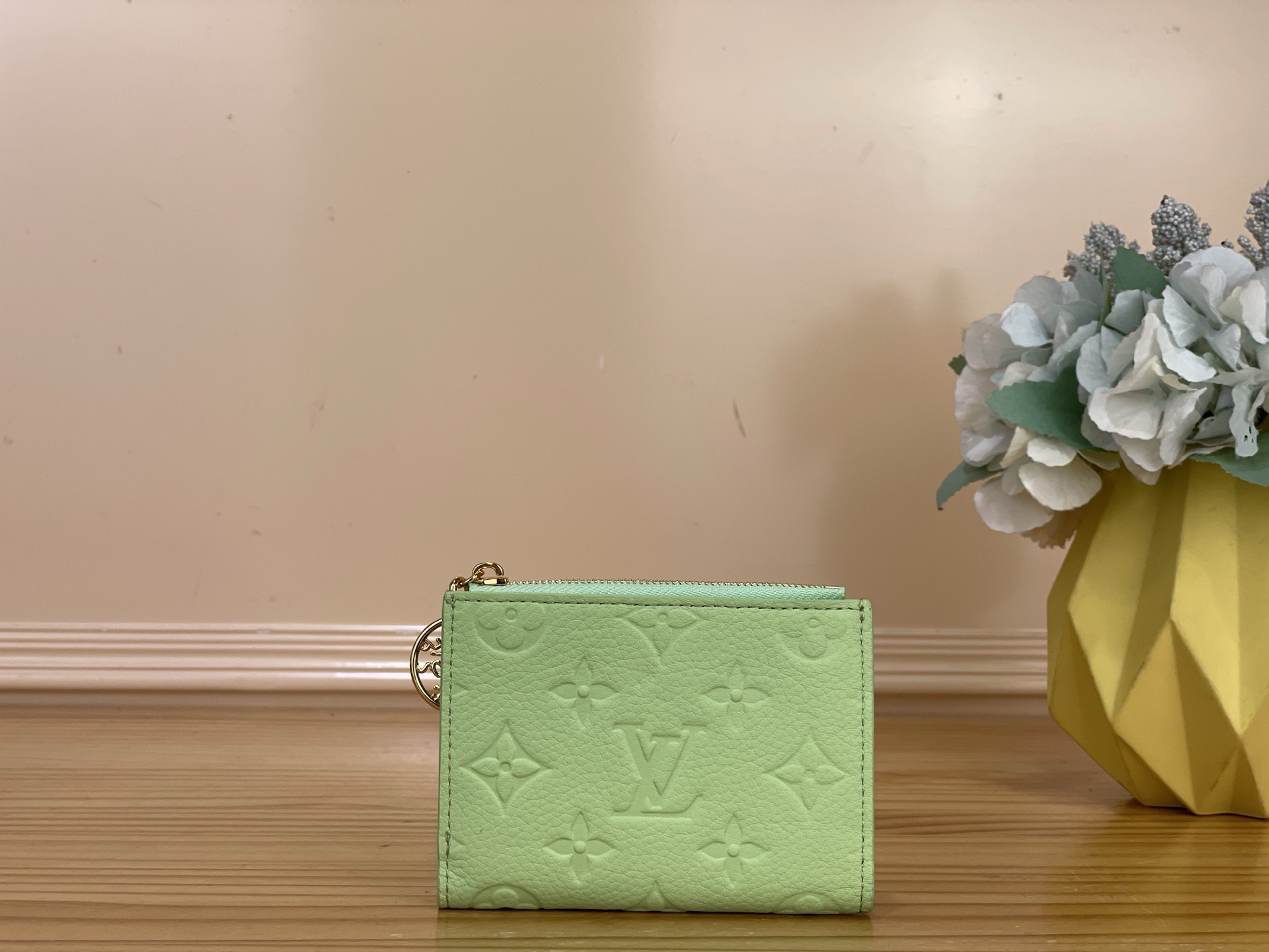 NO:812184,Top original item [LISA Wallet] m27488 m28271 Apple Green/Rainbow This Lisa Wallet is from the Rainbow series. It is dip-dyed with Monogram Emreinte ms leather in interesting bright colors, and the LV Scrit decoration is transformed into a metal puller. The pockets and card slots form a neat internal space for orderly storage of change, banknotes, cards and other personal belongings. Size 9 x 11.5 x 1.5 cm 2313035  (length x height x width),,louis vuitton19860909顶级原单【LISA 钱夹】 m27488 m28271 苹果绿/彩虹 本款 Lisa 钱夹出自 Rainbow 系列,为 Monogram Emreinte ms皮革浸染趣意亮色,再令 LV Scrit 装饰化身金属拉头.口袋与卡位构成工整内部空间,有序收纳零钱、纸币、卡片等随身物品. 尺寸9 x 11.5 x 1.5 厘米 2313035 (长度 x 高 x 宽),,louis vuitton,Bag
