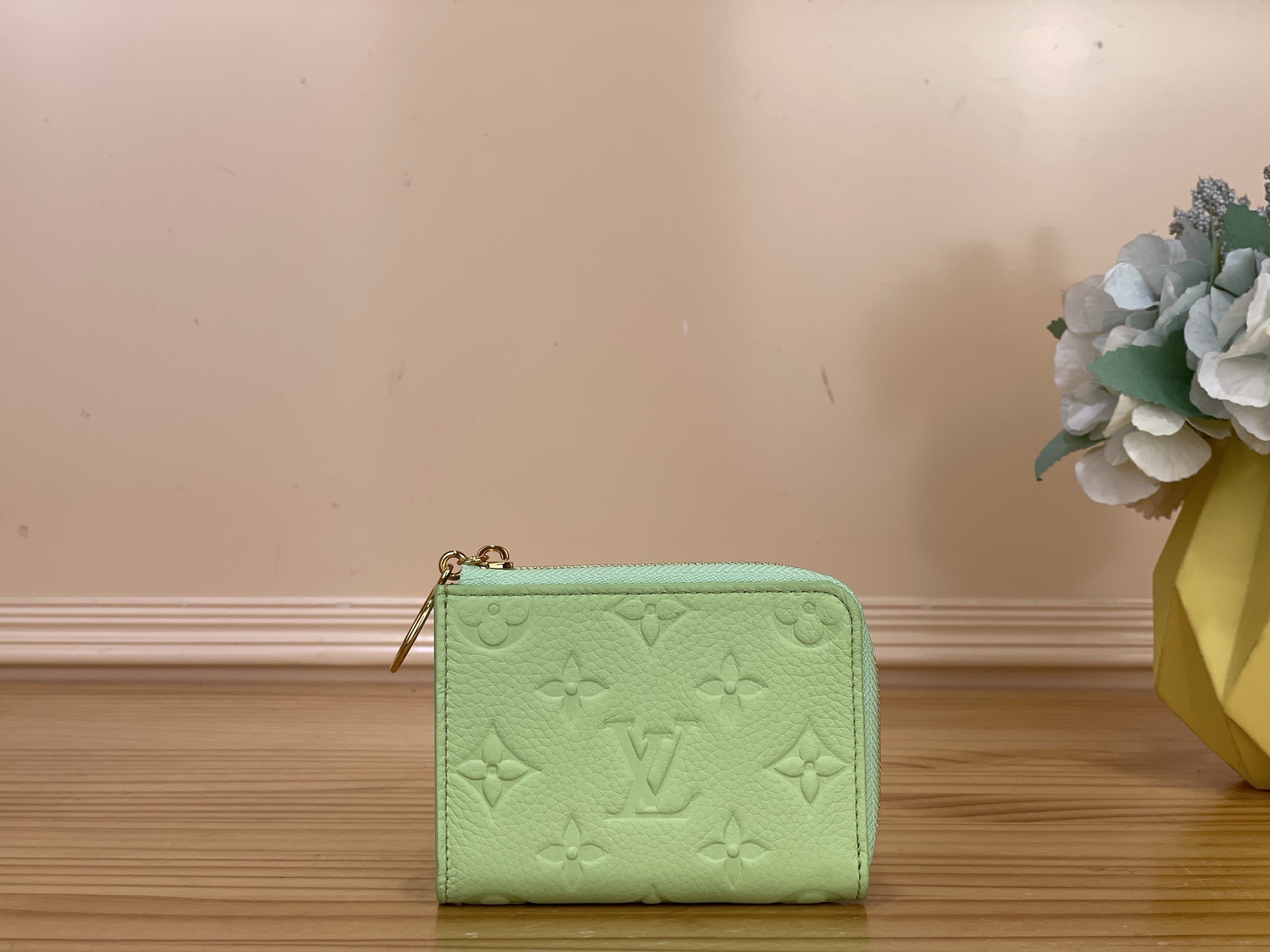 NO:812188,Top original item [Pocket Card Holder Coin Purse] m27669 m27670 Apple Green/Rainbow The bright 'Wallet Noah Compact' that appeared in the 'Rainbow' series. It uses Monogram Amlant ms leather that symbolizes the Maison, and the zipper pull is decorated with a timeless gold charm that imitates the LV script. It has a folding pocket and 6 slots that can safely store cards. It is a compact and practical item. Size 11 x 8.5 x  1.5cm.2113028 (width x height x sides),,louis vuitton,wallets19860909顶级原单【口袋卡夹零钱包】m27669 m27670 苹果绿/彩虹 “彩虹”系列中登场的鲜艳的“钱包·诺亚 紧凑型”.使用了象征Maison的Monogram·Amlant ms皮革,拉链拉手上装饰了模仿LV脚本的永恒的金色吊饰.带有折叠口袋和可以安全收纳卡片的6个插槽,小巧而实用的物品. 尺寸11 x 8.5 x 1.5厘米.2113028（宽x高x边）,,louis vuitton,wallets,Bag