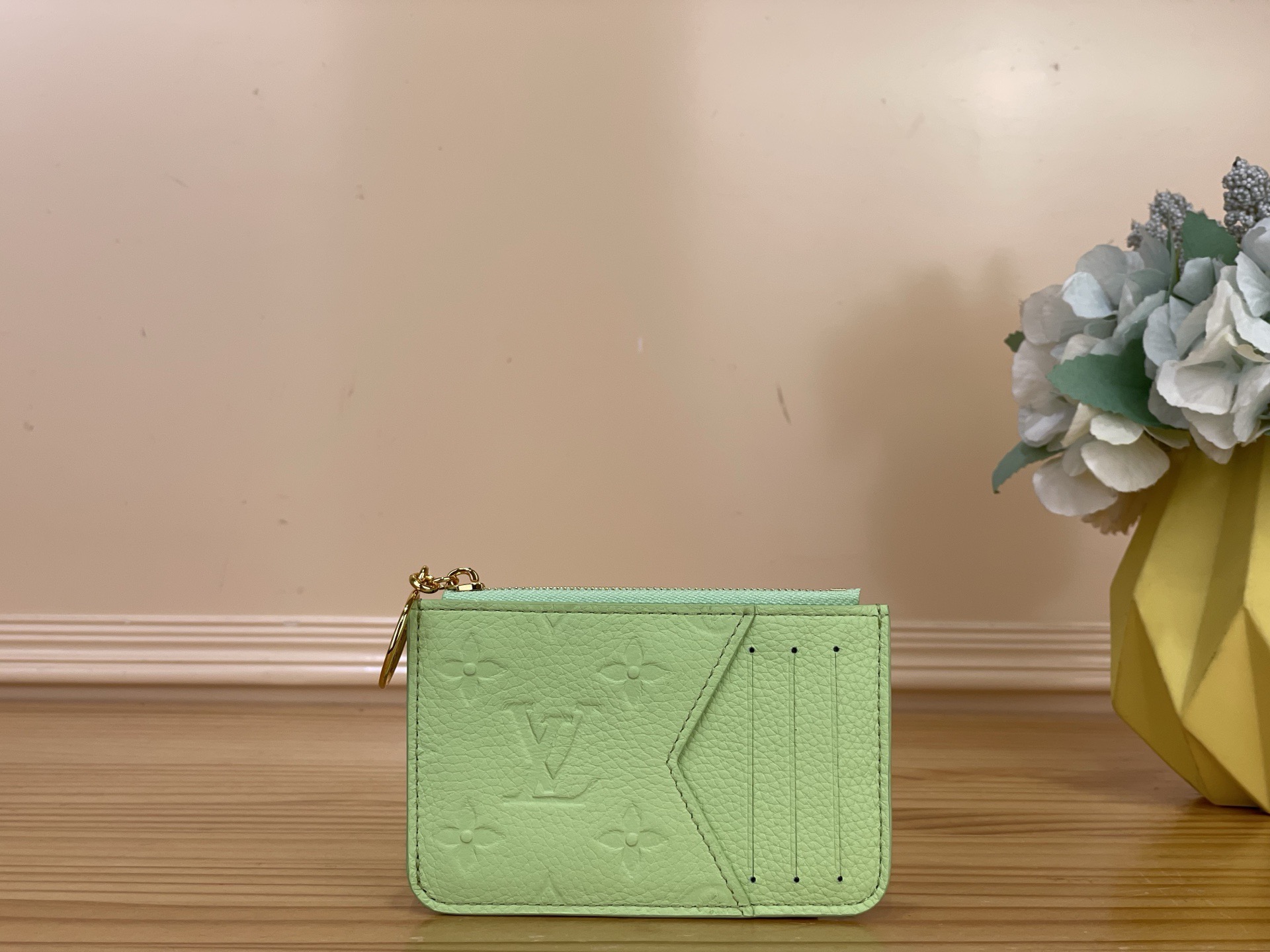 NO:812191,Top original order [ROMY Card Holder] m27668 m27667 Apple Green/Rainbow Rainbow Series Romy Card Holder is dip-dyed with Louis Vuitton's iconic Monogram Emreinte ms leather in brilliant colors, and then opens the zipper with the LV-Scrit logo, showing an elegant atmosphere everywhere. The compact structure has pockets and card slots to accommodate cards, coins and banknotes. Dimensions 12 x 8 x 0.8 cm 1912027 (length x height x width),,louis vuitton,louis vuitton19860909顶级原单【ROMY 卡夹】 m27668 m27667 苹果绿/彩虹 Rainbow 系列 Romy 卡夹为路易威登标志性的 Monogram Emreinte ms皮革浸染绚丽色彩,再以 LV-Scrit 标识开启拉链,处处流露雅致气息.紧凑构型设有口袋和卡位,可容纳卡片、硬币和纸钞. 尺寸12 x 8 x 0.8 厘米 1912027 (长度 x 高 x 寬),,louis vuitton,louis vuitton,Bag