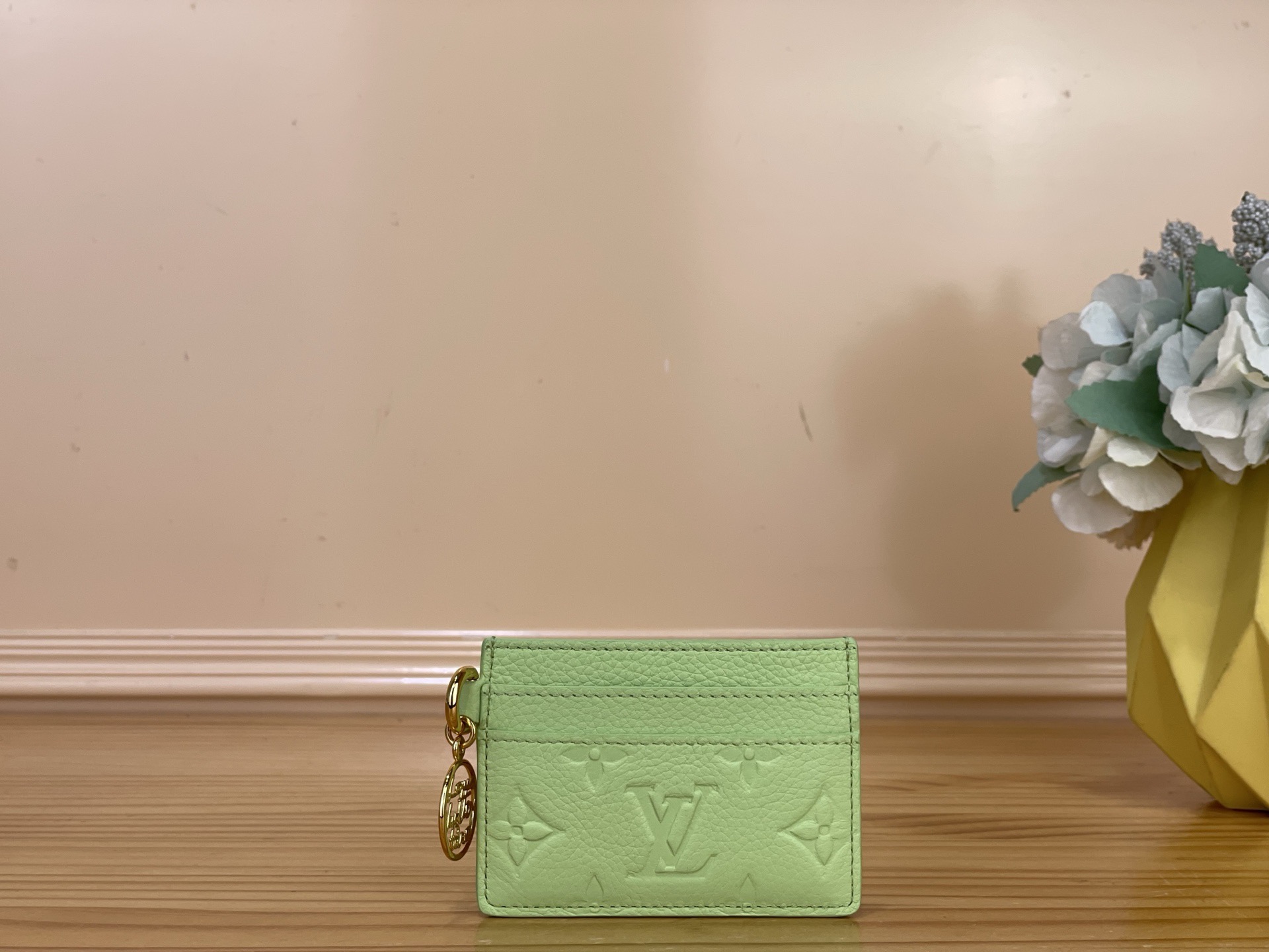 NO:812194,Top original item [LV CHARMS Card Holder] m28129 m27485 Apple Green/Rainbow This LV Charms card holder is from the Rainbow series, which brings a bright new color to the Monogram Emreinte ms leather. The slider is decorated with LV Scrit, which can add a smart touch to various looks. The exquisite structure has multiple card slots to properly accommodate daily needs. Dimensions 10.2 x 7.3 x 0.3 cm  1912026 (length x height x width),,louis vuitton19860909顶级原单【LV CHARMS 卡夹】 m28129 m27485 苹果绿/彩虹 本款 LV Charms 卡夹出自 Rainbow 系列,令 Monogram Emreinte ms皮革焕现明媚新色,拉头添缀 LV Scrit 装饰,可为各式造型注入灵动之笔.玲珑构型巧设多处卡位,可妥善安置日常所需. 尺寸10.2 x 7.3 x 0.3 厘米 1912026 (长度 x 高 x 宽),,louis vuitton,Bag