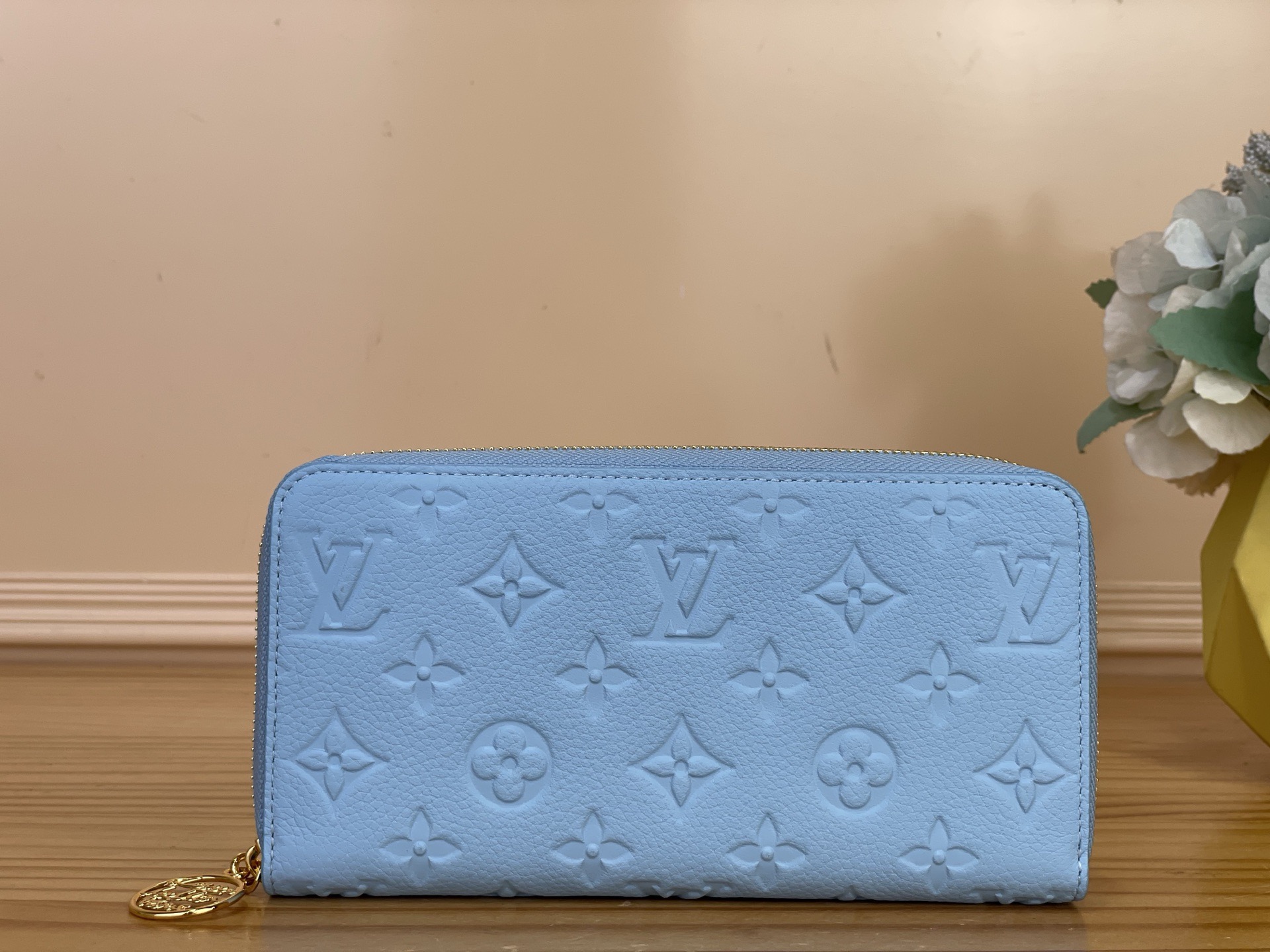 NO:812197,Top original item [ziy zipper wallet] m27715 m28294 Blue/Rainbow The iconic 'Ziy wallet' is reinterpreted as part of the 'Rainbow' series. Monogram·Amlant that symbolizes Maison  ms leather is finished in a vibrant shade of apple green. The design combines style and functionality, and the interior is equipped with 12 card slots in addition to 3 compartments containing multiple pockets for coins and banknotes. The zipper pull imitating the LV script compliments the Maison's craftsmanship and adds to the impression of elegance. Dimensions 19.5 x 10.5 x 2.5 cm 3514046 (width x height x sides),, louis vuitton, wallets19860909顶级原单【ziy 拉链钱夹】m27715 m28294 蓝色/彩虹 作为“彩虹”系列的一部分被重新诠释的标志性的“Ziy钱包”.象征Maison的Monogram·Amlant ms皮革以鲜艳的苹果绿色的色调完成.设计兼具风格和功能性,内部除了包含硬币和纸币的多个口袋在内的3个隔间外,还配备了12个卡槽.模仿LV脚本的拉链拉手赞美Maison的匠人技艺,增添了优雅的印象. 尺寸19.5 x 10.5 x 2.5厘米 3514046（宽x高x边）,,louis vuitton,wallets,Bag