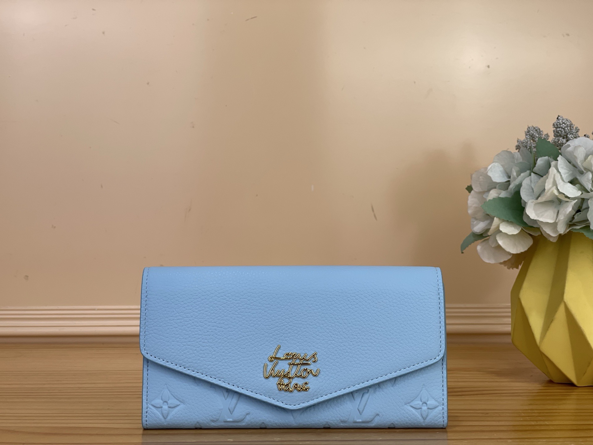 NO:812200,Top original item [Sarah Wallet] m27664 Blue/Rainbow This Sarah Wallet is made of Monogram Emreinte leather embossed with the classic Monogram ms pattern, with an envelope-style flap to open the credit card compartment and zippered coin pocket. Size 19 x 10.5 x 2 cm 3414038,19860909顶级原单【Sarah 钱夹】 m27664 蓝色/彩虹 本款 Sarah 钱夹为 Monogram Emreinte 皮革压印经典 Monogram ms图案,以信封式翻盖开启信用卡卡片夹层和拉链零钱袋. 尺寸19 x 10.5 x 2 厘米 3414038,,Bag