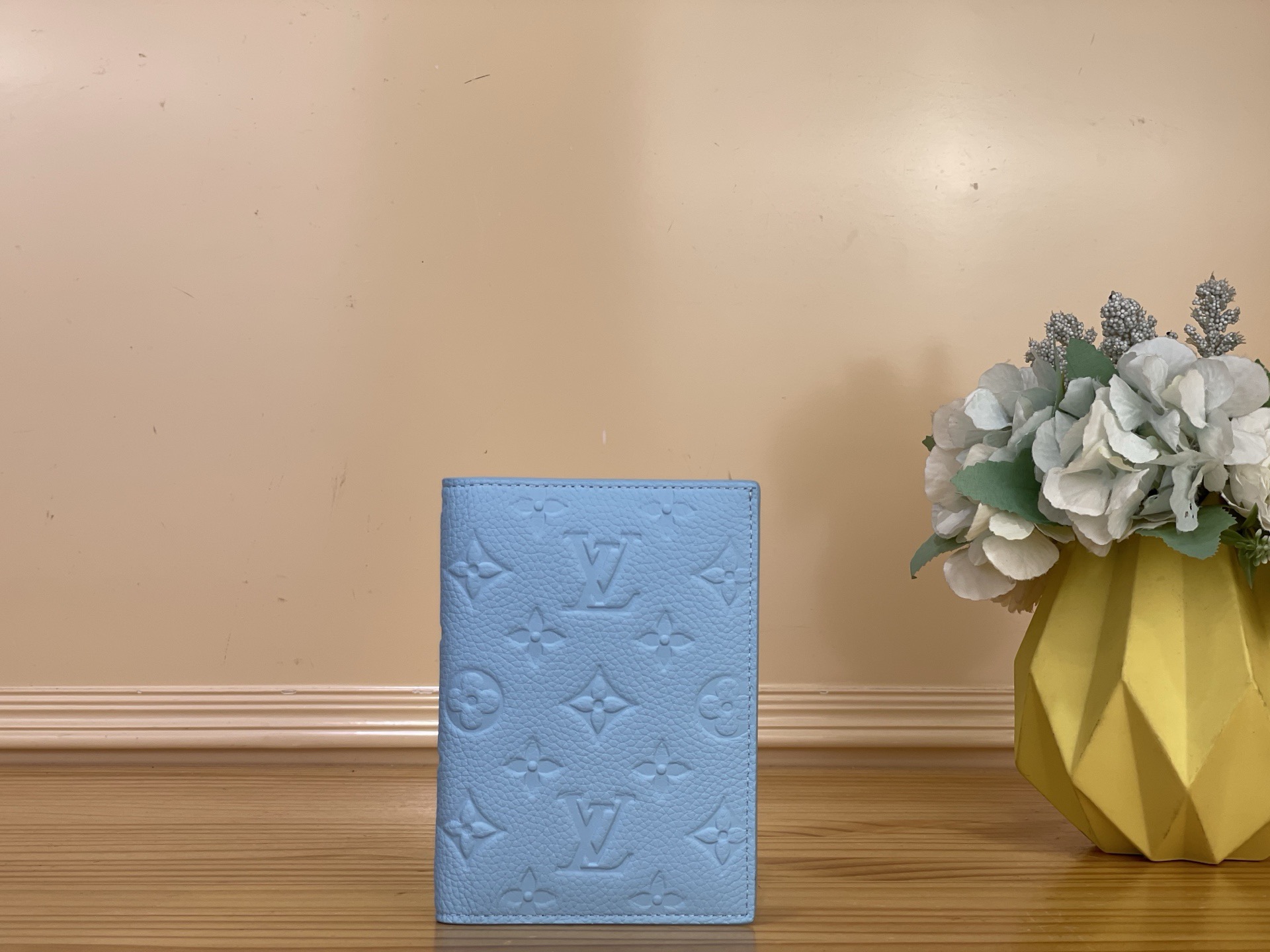 NO:812203,Top original item [Passport Case] ​​m27678 m27677 Blue/Rainbow Louis Vuitton's classic passport case launches the Rainbow version, which renders the iconic Monogram Emreinte ms leather with gorgeous colors. The inner pocket and card slot can safely store travel documents and cards. Dimensions 10 x 14 x 2.5 cm 1912026 (length x height x width),, louis vuitton19860909顶级原单【护照套】 m27678 m27677 蓝色/彩虹 路易威登经典护照套推出 Rainbow 彩虹版本,为标志性 Monogram Emreinte ms皮革渲染绮丽色彩.内里口袋和卡位可稳妥收纳旅行证件和卡片. 尺寸10 x 14 x 2.5 厘米 1912026 (长度 x 高 x 宽),,louis vuitton,Bag