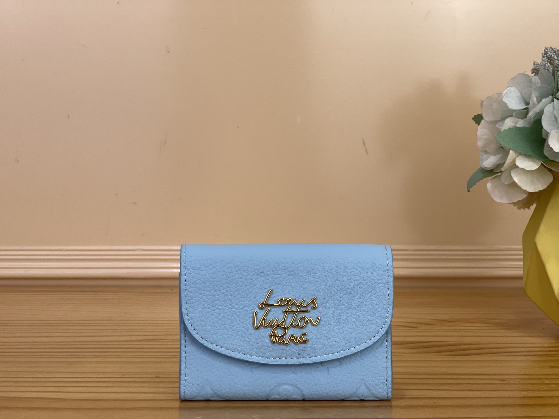 NO:812173,Top original item [ROSALIE Coin Purse] m27480 m27481 Blue/Rainbow This Rosalie coin purse is from the Rainbow series. It is dyed with bright colors in Monogram Emreinte ms leather, which can brighten up various styles. The LV Scrit snap buckle expresses the brand identity, and the exquisite figure contains multiple pockets to neatly store coins, banknotes and cards. Size 11 x 8 x 2.5 cm  2113630 (length x height x width),,louis vuitton,wallets19860909顶级原单【ROSALIE 零钱包】 m27480 m27481 蓝色 /彩虹 本款 Rosalie 零钱包出自 Rainbow 系列,为 Monogram Emreinte ms皮革浸染明媚色调,可为各式造型点亮缤纷意趣.LV Scrit 按扣道出品牌身份,玲珑身姿内含多个口袋,工整收纳硬币、纸币与卡片. 尺寸11 x 8 x 2.5 厘米 2113630 (长度 x 高 x 宽),,louis vuitton,wallets,Bag
