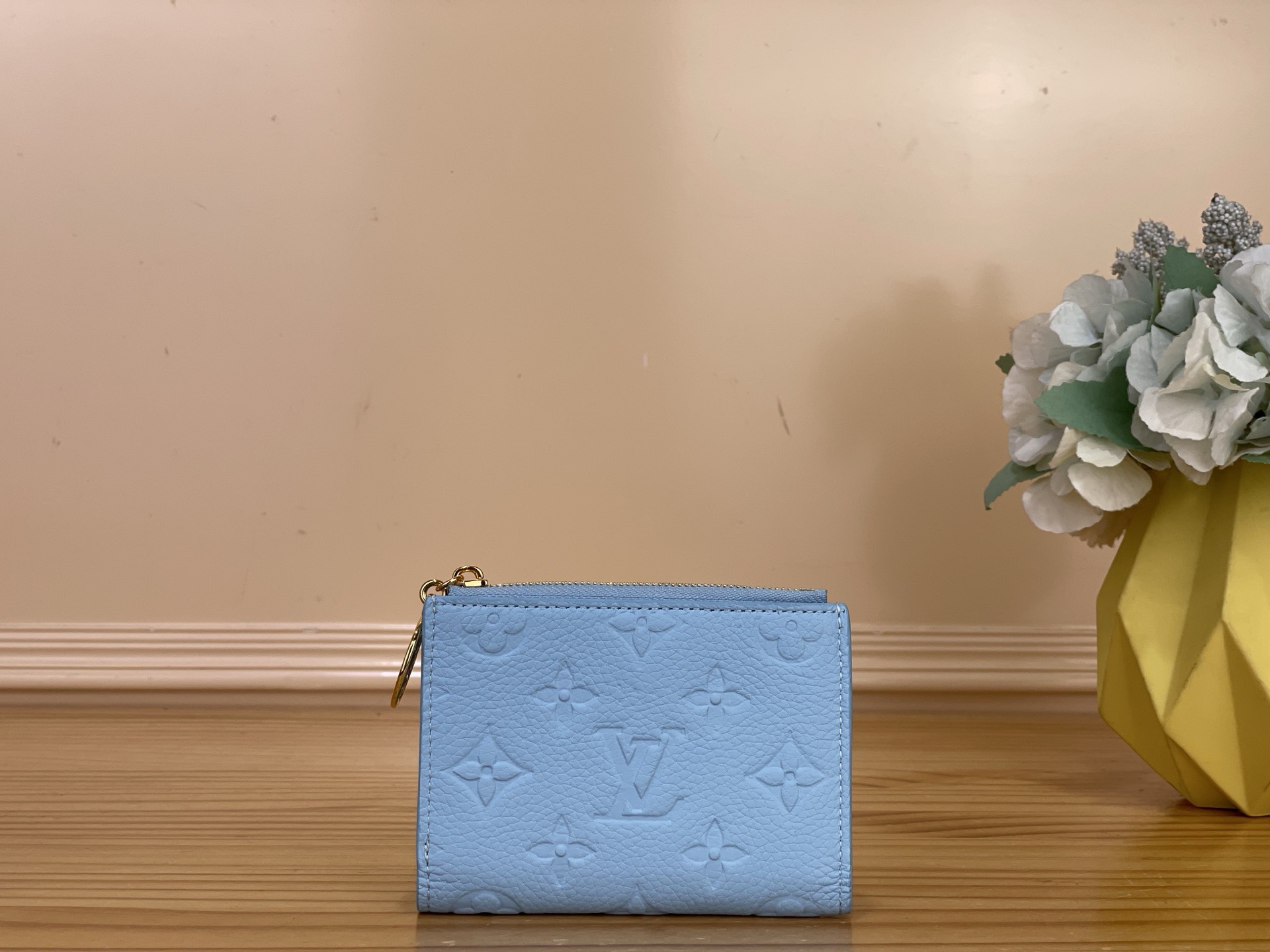 NO:812177,Top original item [LISA Wallet] m27488 m28271 Blue/Rainbow This Lisa wallet is from the Rainbow series. It is dip-dyed with Monogram Emreinte ms leather in interesting bright colors, and the LV Scrit decoration is transformed into a metal puller. The pockets and card slots form a neat internal space, which can store change, banknotes, cards and other personal items in an orderly manner. Dimensions 9 x 11.5 x 1.5 cm 2313035  (length x height x width),,louis vuitton19860909顶级原单【LISA 钱夹】 m27488 m28271 蓝色/彩虹 本款 Lisa 钱夹出自 Rainbow 系列,为 Monogram Emreinte ms皮革浸染趣意亮色,再令 LV Scrit 装饰化身金属拉头.口袋与卡位构成工整内部空间,有序收纳零钱、纸币、卡片等随身物品. 尺寸9 x 11.5 x 1.5 厘米 2313035 (长度 x 高 x 宽),,louis vuitton,Bag