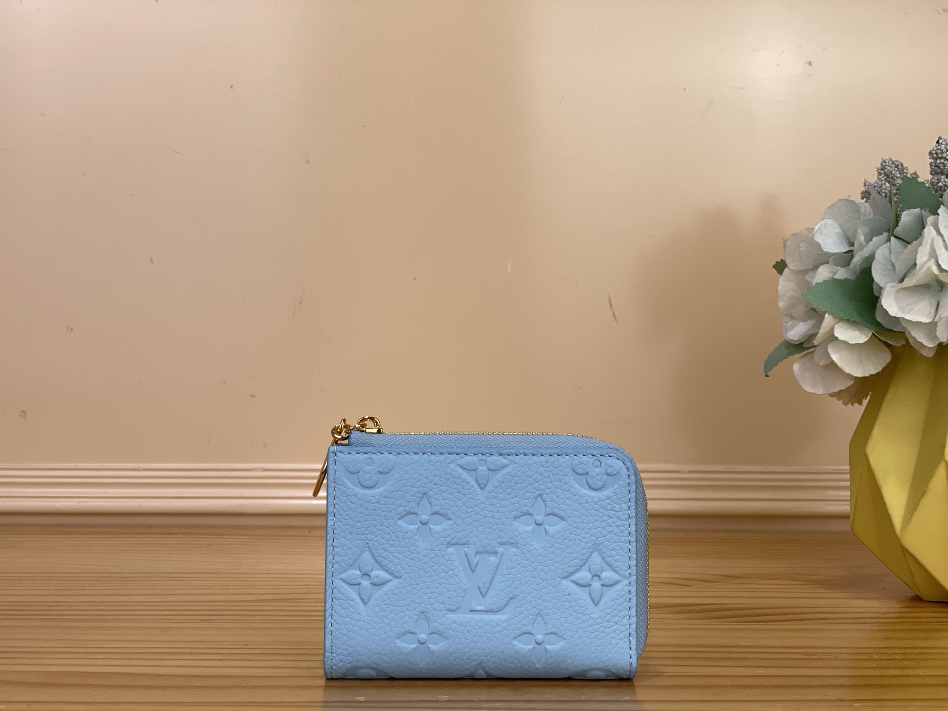 NO:812181,Top original item [Pocket Card Holder Coin Purse] m27669 m27670 Blue/Rainbow The bright 'Wallet Noah Compact' that appeared in the 'Rainbow' series. It uses Monogram Amlant ms leather that symbolizes the Maison, and the zipper pull is decorated with a timeless gold charm that imitates the LV script. It has a folding pocket and 6 slots that can safely store cards. It is a compact and practical item. Size 11 x 8.5 x 1.5 cm  2112028 (width x height x sides),,louis vuitton,wallets19860909顶级原单【口袋卡夹零钱包】m27669 m27670 蓝色/彩虹 “彩虹”系列中登场的鲜艳的“钱包·诺亚 紧凑型”.使用了象征Maison的Monogram·Amlant ms皮革,拉链拉手上装饰了模仿LV脚本的永恒的金色吊饰.带有折叠口袋和可以安全收纳卡片的6个插槽,小巧而实用的物品. 尺寸11 x 8.5 x 1.5厘米 2112028（宽x高x边）,,louis vuitton,wallets,Bag