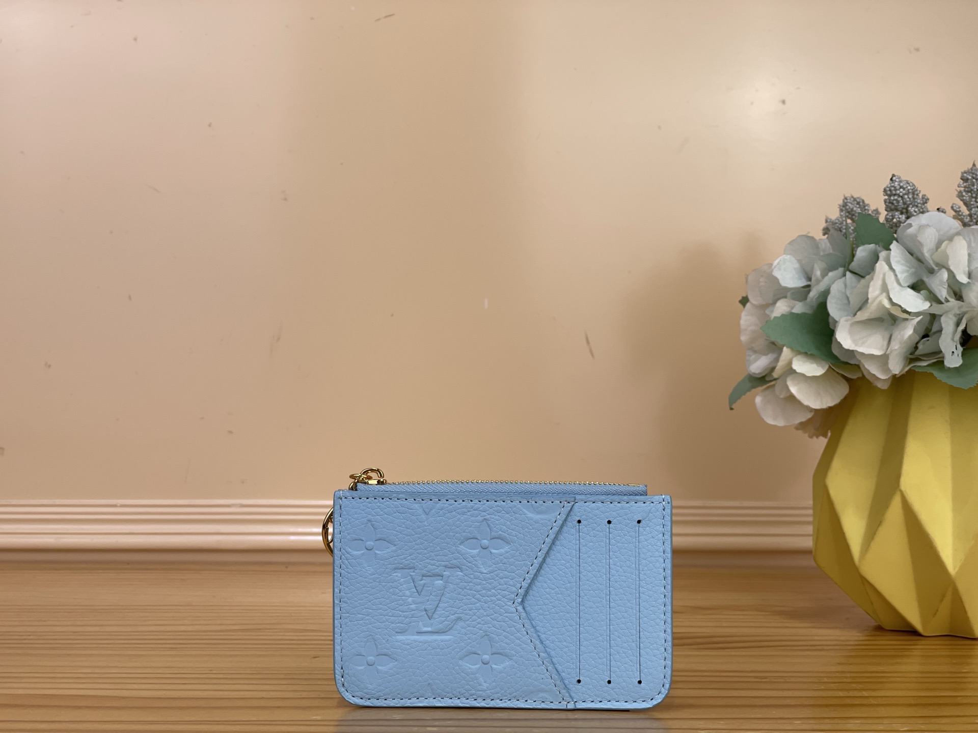 NO:812185,Top original item [ROMY card holder] m27668 m27667 Blue/Rainbow Rainbow series Romy card holder is dip-dyed with Louis Vuitton's iconic Monogram Emreinte ms leather in brilliant colors, and then opens the zipper with the LV-Scrit logo, showing an elegant atmosphere everywhere. The compact structure has pockets and card slots to accommodate cards, coins and banknotes. Dimensions 12 x 8 x 0.8 cm 1912026 (length x  height x width),,louis vuitton,louis vuitton19860909顶级原单【ROMY 卡夹】 m27668 m27667 蓝色/彩虹 Rainbow 系列 Romy 卡夹为路易威登标志性的 Monogram Emreinte ms皮革浸染绚丽色彩,再以 LV-Scrit 标识开启拉链,处处流露雅致气息.紧凑构型设有口袋和卡位,可容纳卡片、硬币和纸钞. 尺寸12 x 8 x 0.8 厘米 1912026 (长度 x 高 x 宽),,louis vuitton,louis vuitton,Bag