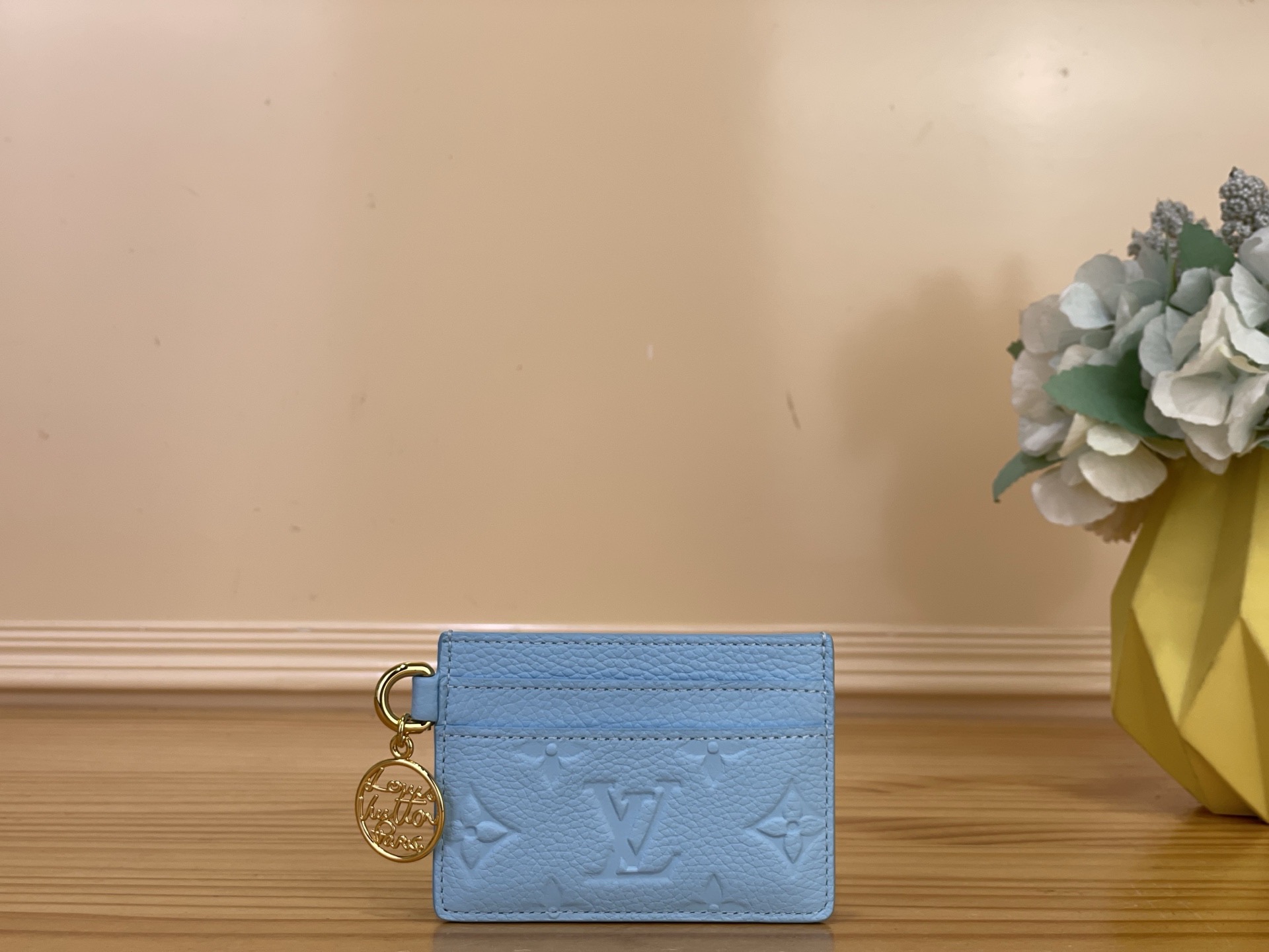 NO:812189,Top original item [LV CHARMS Card Holder] m28129 m27485 Blue/Rainbow This LV Charms card holder is from the Rainbow series, which brings a bright new color to the Monogram Emreinte ms leather. The slider is decorated with LV Scrit, which can add a smart touch to various looks. The exquisite structure has multiple card slots to properly accommodate daily needs. Dimensions 10.2 x 7.3 x 0.3 cm  01925 (length x height x width) 1912026,,louis vuitton19860909顶级原单【LV CHARMS 卡夹】 m28129 m27485 蓝色/彩虹 本款 LV Charms 卡夹出自 Rainbow 系列,令 Monogram Emreinte ms皮革焕现明媚新色,拉头添缀 LV Scrit 装饰,可为各式造型注入灵动之笔.玲珑构型巧设多处卡位,可妥善安置日常所需. 尺寸10.2 x 7.3 x 0.3 厘米 01925 (长度 x 高 x 宽）1912026,,louis vuitton,Bag