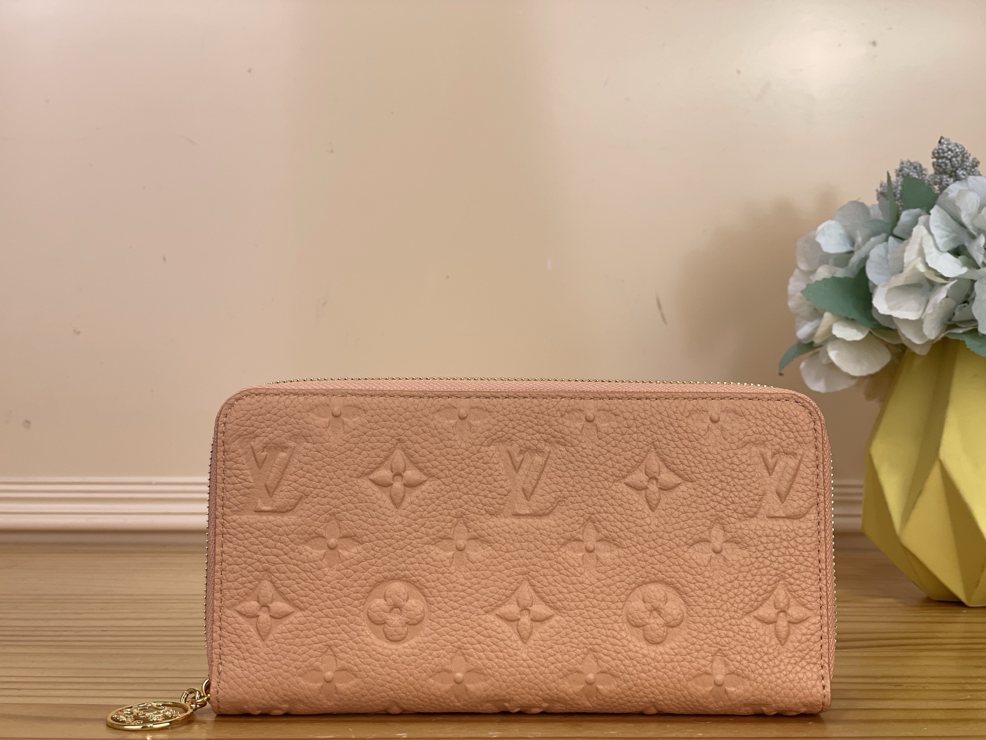 NO:812192,Top original order [ziy zipper wallet] m27715 m28294 milk tea color/rainbow The iconic 'Ziy wallet' is reinterpreted as part of the 'Rainbow' series. Monogram·Amlant that symbolizes Maison  ms leather is finished in a vibrant shade of apple green. The design combines style and functionality, and the interior is equipped with 12 card slots in addition to 3 compartments containing multiple pockets for coins and banknotes. The zipper pull imitating the LV script compliments the Maison's craftsmanship and adds to the impression of elegance. Dimensions 19.5 x 10.5 x 2.5 cm 3513640 (width x height x sides),, louis vuitton, wallets19860909顶级原单【ziy 拉链钱夹】m27715 m28294 奶茶色/彩虹 作为“彩虹”系列的一部分被重新诠释的标志性的“Ziy钱包”.象征Maison的Monogram·Amlant ms皮革以鲜艳的苹果绿色的色调完成.设计兼具风格和功能性,内部除了包含硬币和纸币的多个口袋在内的3个隔间外,还配备了12个卡槽.模仿LV脚本的拉链拉手赞美Maison的匠人技艺,增添了优雅的印象. 尺寸19.5 x 10.5 x 2.5厘米 3513640（宽x高x边）,,louis vuitton,wallets,Bag