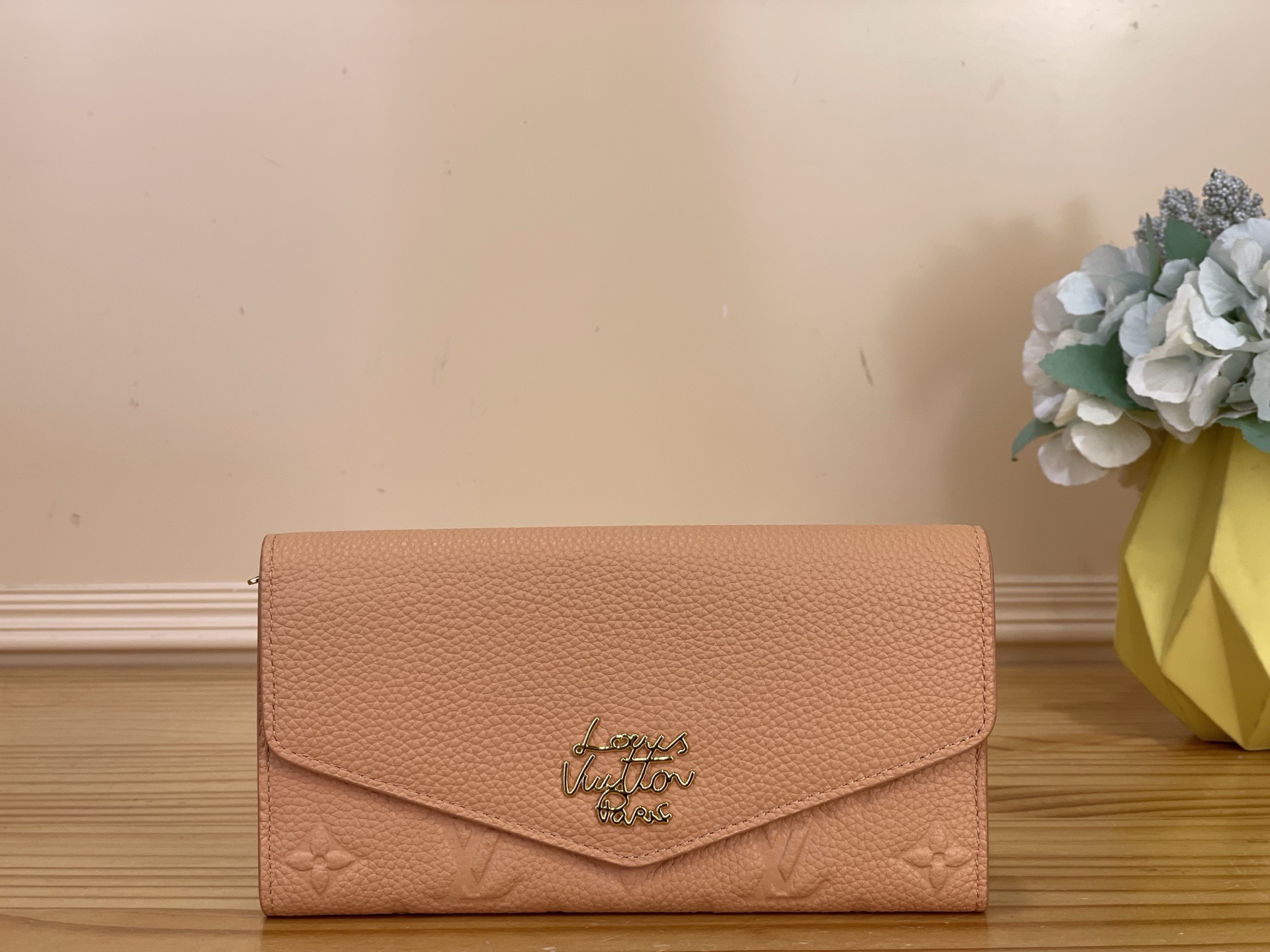 NO:812195,Top original item [Sarah Wallet] m27664 Milk Tea/Rainbow This Sarah Wallet is made of Monogram Emreinte leather embossed with the classic Monogram ms pattern, with an envelope-style flap to open the credit card compartment and zippered coin pocket. Size 19 x 10.5 x 2 cm 3413638,19860909顶级原单【Sarah 钱夹】 m27664 奶茶色/彩虹 本款 Sarah 钱夹为 Monogram Emreinte 皮革压印经典 Monogram ms图案,以信封式翻盖开启信用卡卡片夹层和拉链零钱袋. 尺寸19 x 10.5 x 2 厘米 3413638,,Bag