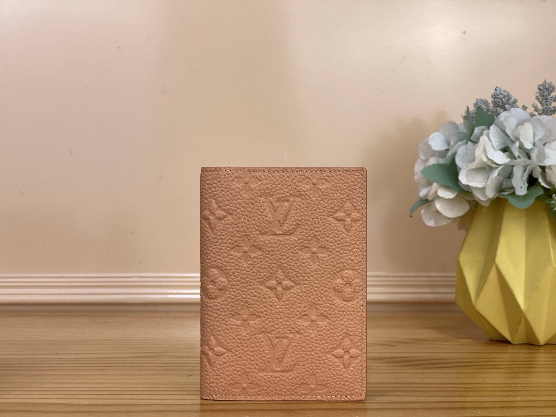 NO:812198,Top original order [Passport Case] ​​m27678 m27677 Milk Tea/Rainbow Louis Vuitton's classic passport case launches the Rainbow version, which renders the iconic Monogram Emreinte ms leather with gorgeous colors. The inner pocket and card slot can safely store travel documents and cards. Size 10 x 14 x 2.5 cm 1912026 (length x height x width),, louis vuitton19860909顶级原单【护照套】 m27678 m27677 奶茶色/彩虹 路易威登经典护照套推出 Rainbow 彩虹版本,为标志性 Monogram Emreinte ms皮革渲染绮丽色彩.内里口袋和卡位可稳妥收纳旅行证件和卡片. 尺寸10 x 14 x 2.5 厘米 1912026 (长度 x 高 x 宽),,louis vuitton,Bag