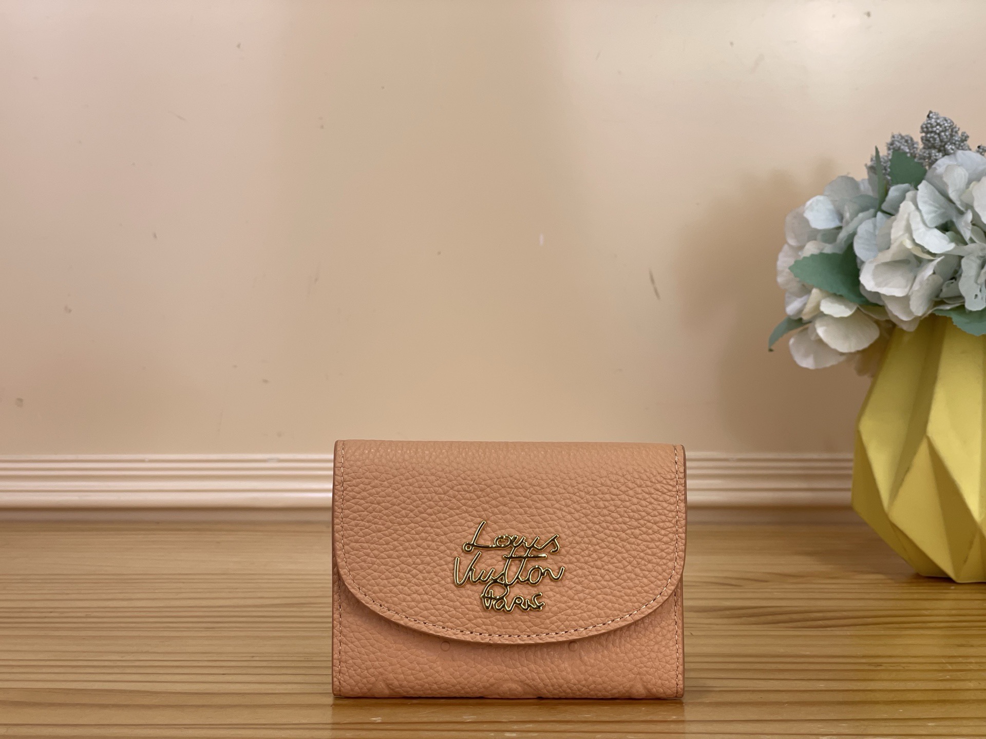 NO:812201,Top original item [ROSALIE Coin Purse] m27480 m27481 Milk Tea/Rainbow This Rosalie Coin Purse is from the Rainbow series. The Monogram Emreinte leather is dipped in bright colors, which can brighten up various styles. The LV Scrit snap buckle expresses the brand identity, and the exquisite figure contains multiple pockets to neatly store coins, banknotes and cards. Size 11 x 8 x 2.5 cm  2112628 (length x height x width),,louis vuitton,wallets19860909顶级原单【ROSALIE 零钱包】 m27480 m27481 奶茶色 /彩虹 本款 Rosalie 零钱包出自 Rainbow 系列,为 Monogram Emreinte 皮革浸染明媚色调,可为各式造型点亮缤纷意趣.LV Scrit 按扣道出品牌身份,玲珑身姿内含多个口袋,工整收纳硬币、纸币与卡片. 尺寸11 x 8 x 2.5 厘米 2112628 (长度 x 高 x 宽),,louis vuitton,wallets,Bag