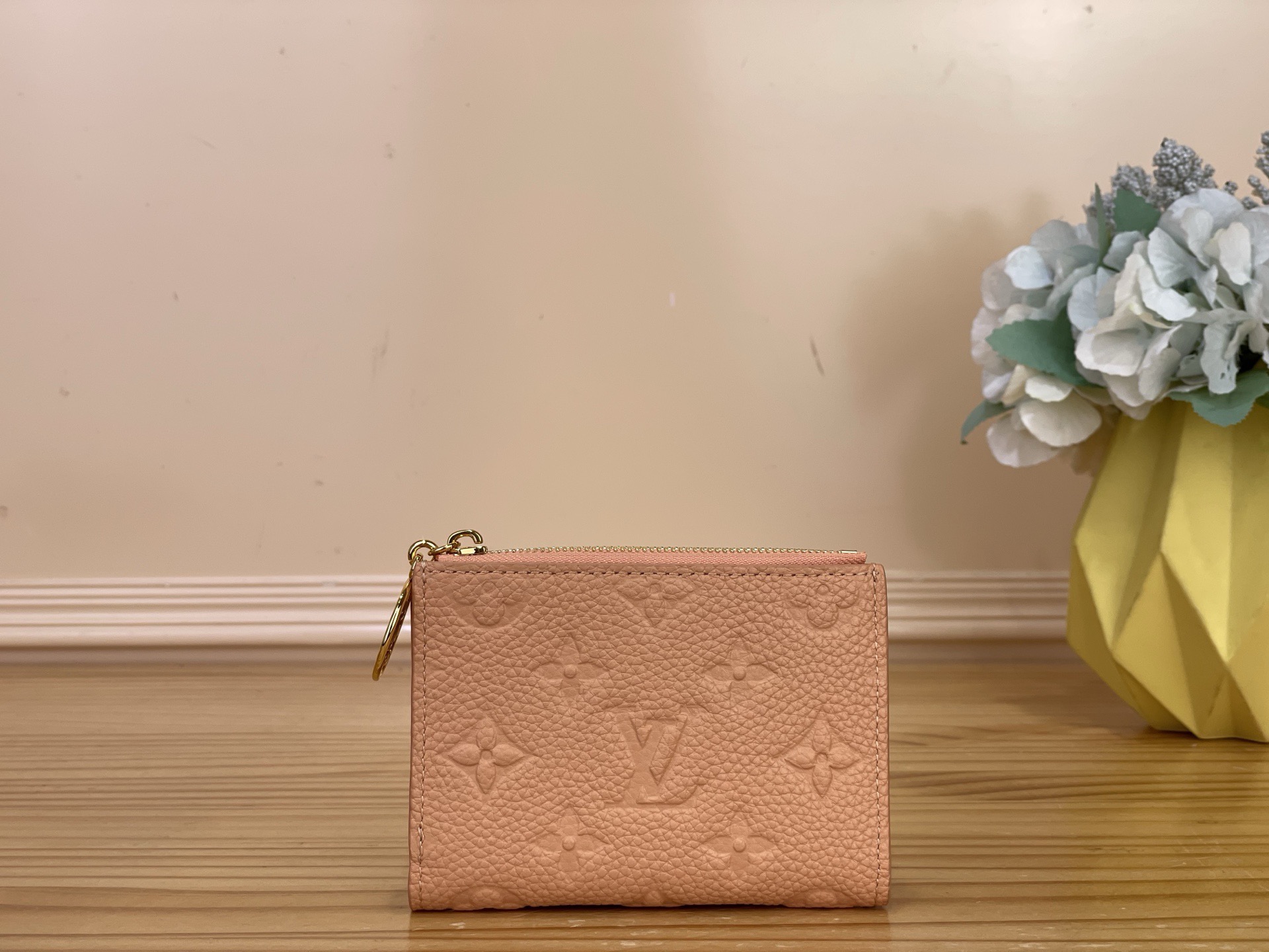 NO:812204,Top original item [LISA wallet] m27488 m28271 Milk tea color/rainbow This Lisa wallet is from the Rainbow series. It is dipped in Monogram Emreinte ms leather with interesting bright colors, and the LV Scrit decoration is transformed into a metal puller. The pockets and card slots form a neat internal space, which can store change, banknotes, cards and other personal items in an orderly manner. Dimensions 9 x 11.5 x 1.5 cm  2313028 (length x height x width),,louis vuitton19860909顶级原单【LISA 钱夹】 m27488 m28271 奶茶色/彩虹 本款 Lisa 钱夹出自 Rainbow 系列,为 Monogram Emreinte ms皮革浸染趣意亮色,再令 LV Scrit 装饰化身金属拉头.口袋与卡位构成工整内部空间,有序收纳零钱、纸币、卡片等随身物品. 尺寸9 x 11.5 x 1.5 厘米 2313028 (长度 x 高 x 宽),,louis vuitton,Bag