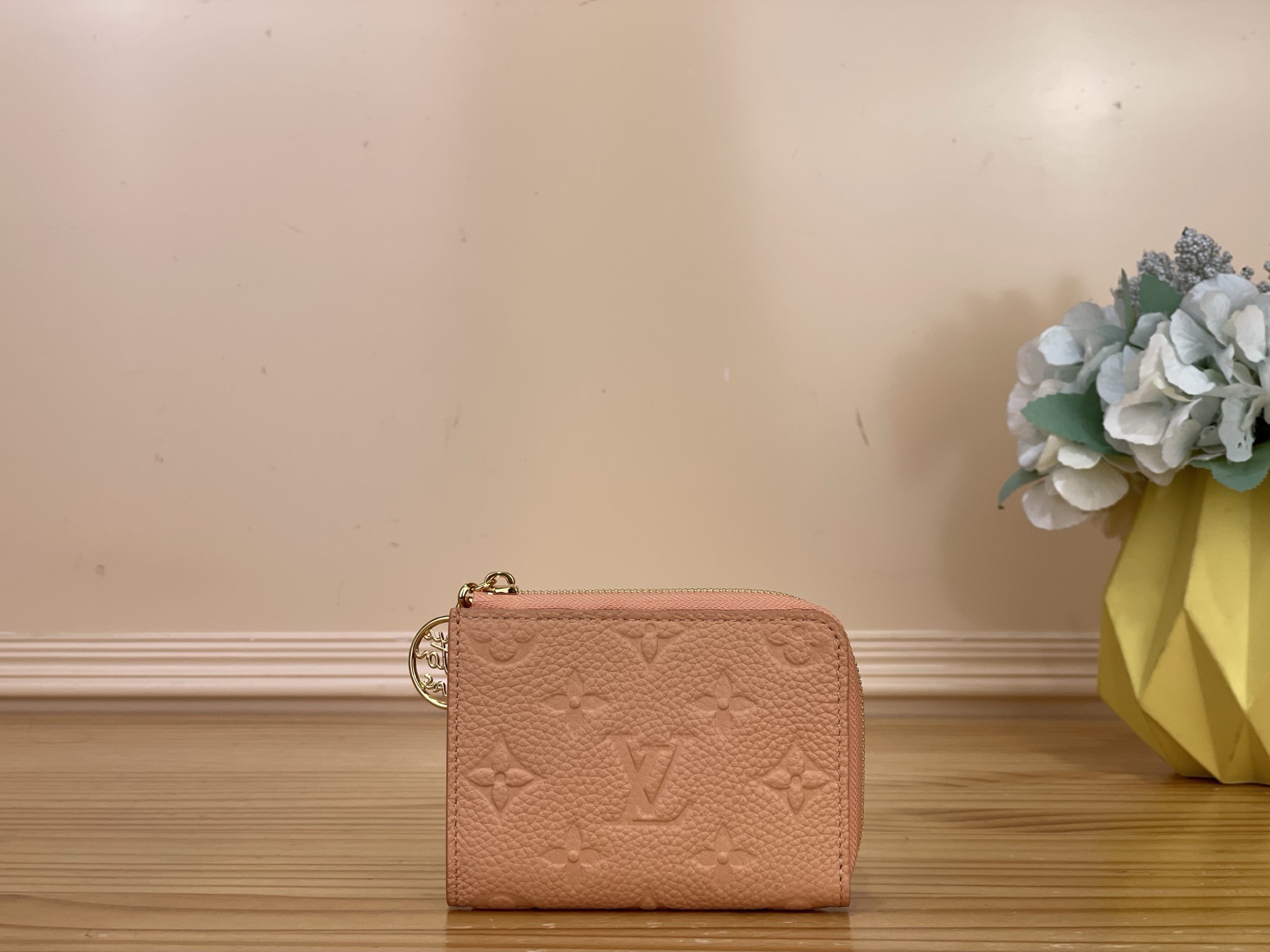 NO:812205,Top original item [Pocket Card Holder Coin Purse] m27669 m27670 Milk Tea Color/Rainbow The bright 'Wallet Noah Compact' that appeared in the 'Rainbow' series. It uses Monogram Amlant ms leather that symbolizes the Maison, and the zipper puller is decorated with a timeless gold charm that imitates the LV script. It has a folding pocket and 6 slots that can safely store cards. It is a compact and practical item. Size 11 x 8.5 x 1.5 cm  2112026 (width x height x sides),,louis vuitton,wallets19860909顶级原单【口袋卡夹零钱包】m27669 m27670 奶茶色/彩虹 “彩虹”系列中登场的鲜艳的“钱包·诺亚 紧凑型”.使用了象征Maison的Monogram·Amlant ms皮革,拉链拉手上装饰了模仿LV脚本的永恒的金色吊饰.带有折叠口袋和可以安全收纳卡片的6个插槽,小巧而实用的物品. 尺寸11 x 8.5 x 1.5厘米 2112026（宽x高x边）,,louis vuitton,wallets,Bag