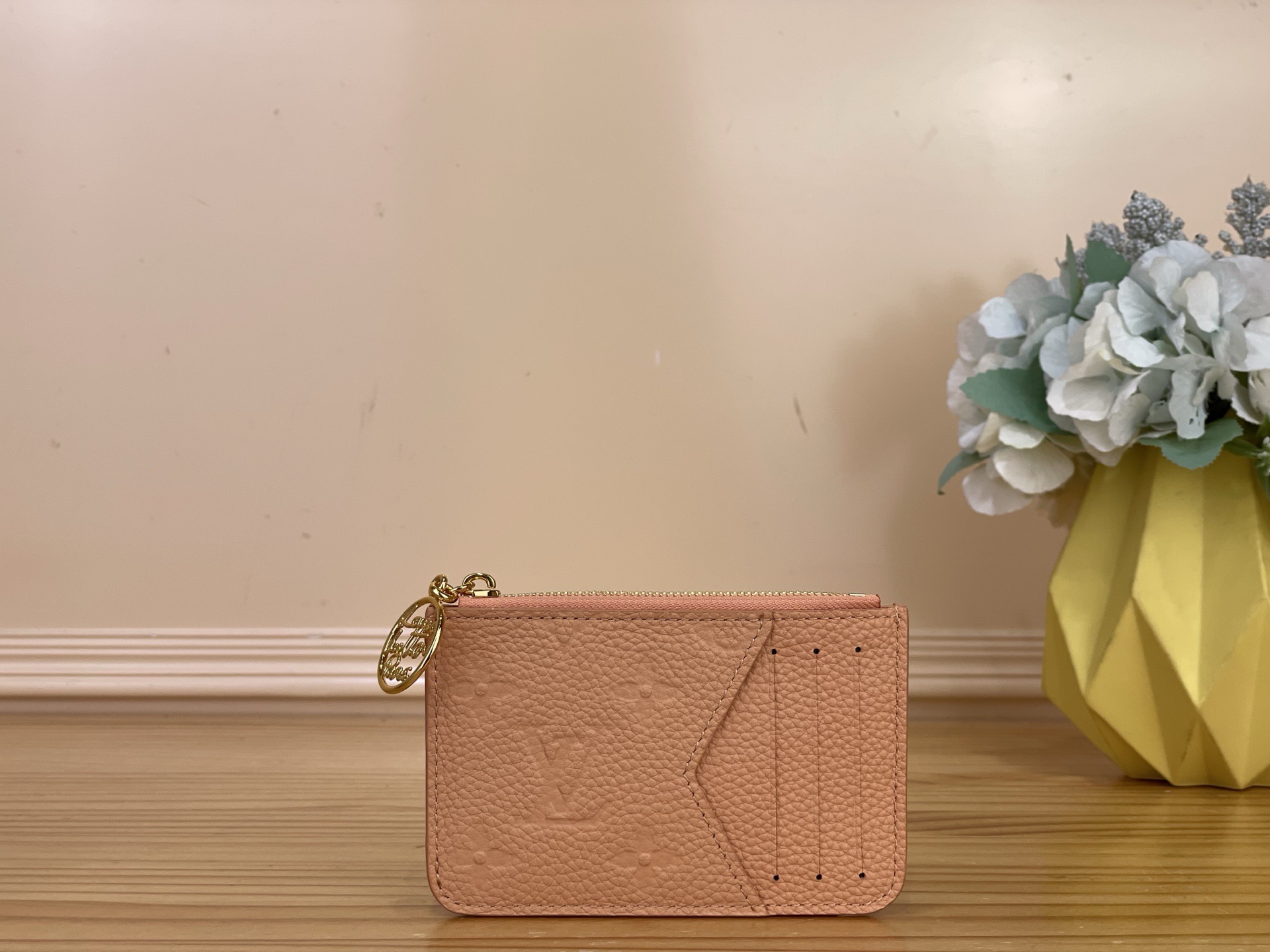 NO:812174,Top original order [ROMY Card Holder] m27668 m27667 Milk Tea/Rainbow Rainbow Series Romy Card Holder is dipped in Louis Vuitton's iconic Monogram Emreinte ms leather with brilliant colors, and then opens the zipper with the LV-Scrit logo, showing an elegant atmosphere everywhere. The compact structure has pockets and card slots, which can accommodate cards, coins and banknotes. Size 12 x 8 x 0.8 cm 1912026  (length x height x width),,louis vuitton,louis vuitton19860909顶级原单【ROMY 卡夹】 m27668 m27667 奶茶色/彩虹 Rainbow 系列 Romy 卡夹为路易威登标志性的 Monogram Emreinte ms皮革浸染绚丽色彩,再以 LV-Scrit 标识开启拉链,处处流露雅致气息.紧凑构型设有口袋和卡位,可容纳卡片、硬币和纸钞. 尺寸12 x 8 x 0.8 厘米 1912026 (长度 x 高 x 宽),,louis vuitton,louis vuitton,Bag