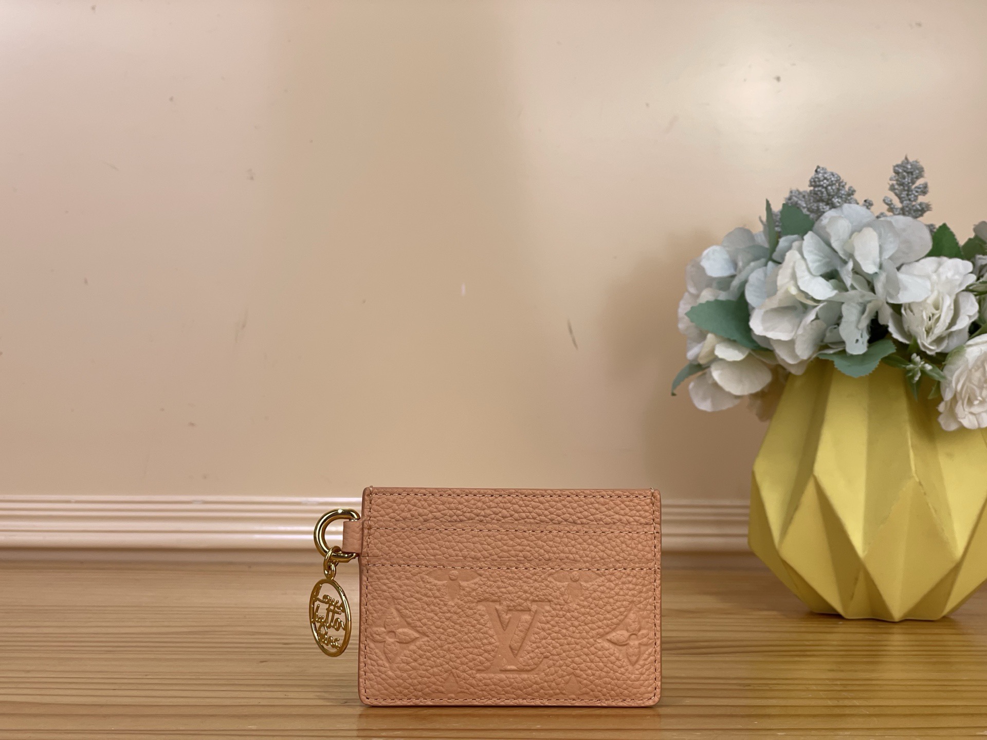 NO:812178,Top original item [LV CHARMS Card Holder] m28129 m27485 Milk Tea/Rainbow This LV Charms card holder is from the Rainbow series, which brings a bright new color to the Monogram Emreinte ms leather. The slider is decorated with LV Scrit, which can add a smart touch to various looks. The exquisite structure has multiple card slots to properly accommodate daily needs. Dimensions 10.2 x 7.3 x 0.3 cm  1912026 (length x height x width),,louis vuitton19860909顶级原单【LV CHARMS 卡夹】 m28129 m27485 奶茶色/彩虹 本款 LV Charms 卡夹出自 Rainbow 系列,令 Monogram Emreinte ms皮革焕现明媚新色,拉头添缀 LV Scrit 装饰,可为各式造型注入灵动之笔.玲珑构型巧设多处卡位,可妥善安置日常所需. 尺寸10.2 x 7.3 x 0.3 厘米 1912026 (长度 x 高 x 宽),,louis vuitton,Bag