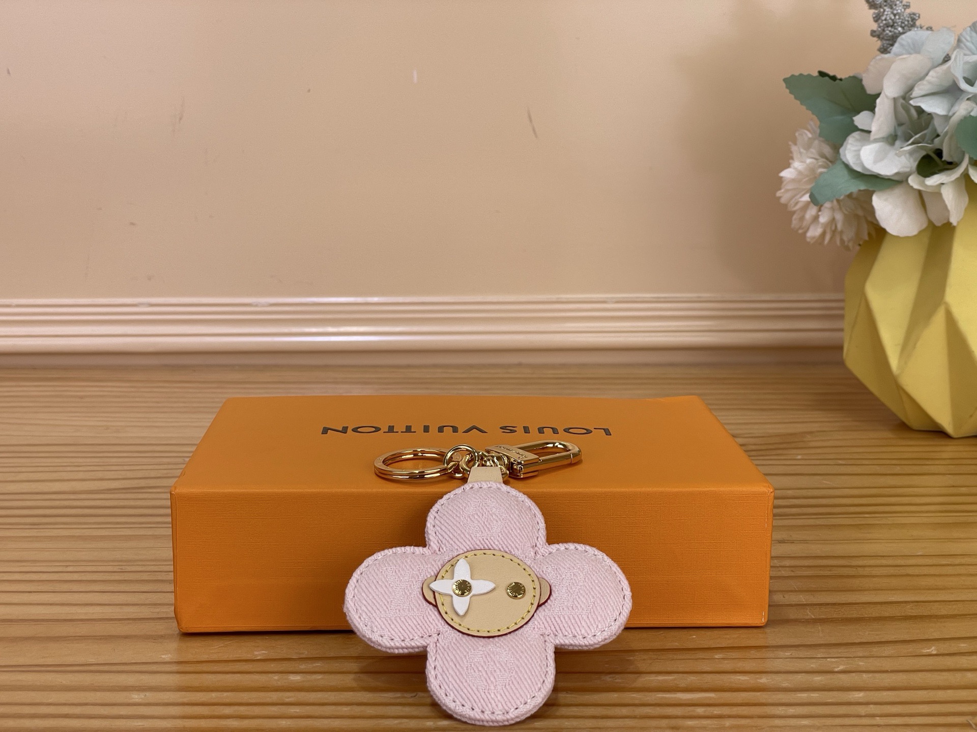 NO:812368,Top original order [VIVIENNE DENIM bag decoration] m03659 Sunflower/Denim Blue m03823 Sunflower/Denim Pink This Vivienne Denim bag decoration uses a fashionable and contemporary style to reinterpret the Louis Vuitton mascot. Vivienne ms’ cute face is outlined with Yingze metal, and the neck is embellished with Monogram  Denim fabric interprets the brand's iconic elements with a naive image, adding an extra touch to handbags or keys.1712026,,louis vuitton19860909顶级原单【VIVIENNE DENIM 包饰】 m03659 太阳花/牛仔蓝 m03823 太阳花/牛仔粉 本款 Vivienne Denim 包饰以时髦当代风格新释路易威登吉祥物.Vivienne ms的萌趣面部以莹泽金属勾勒,颈上点缀 Monogram 丹宁布,以憨态可掬的形象演绎品牌标志性元素,为手袋或钥匙增添.1712026,,louis vuitton,Bag