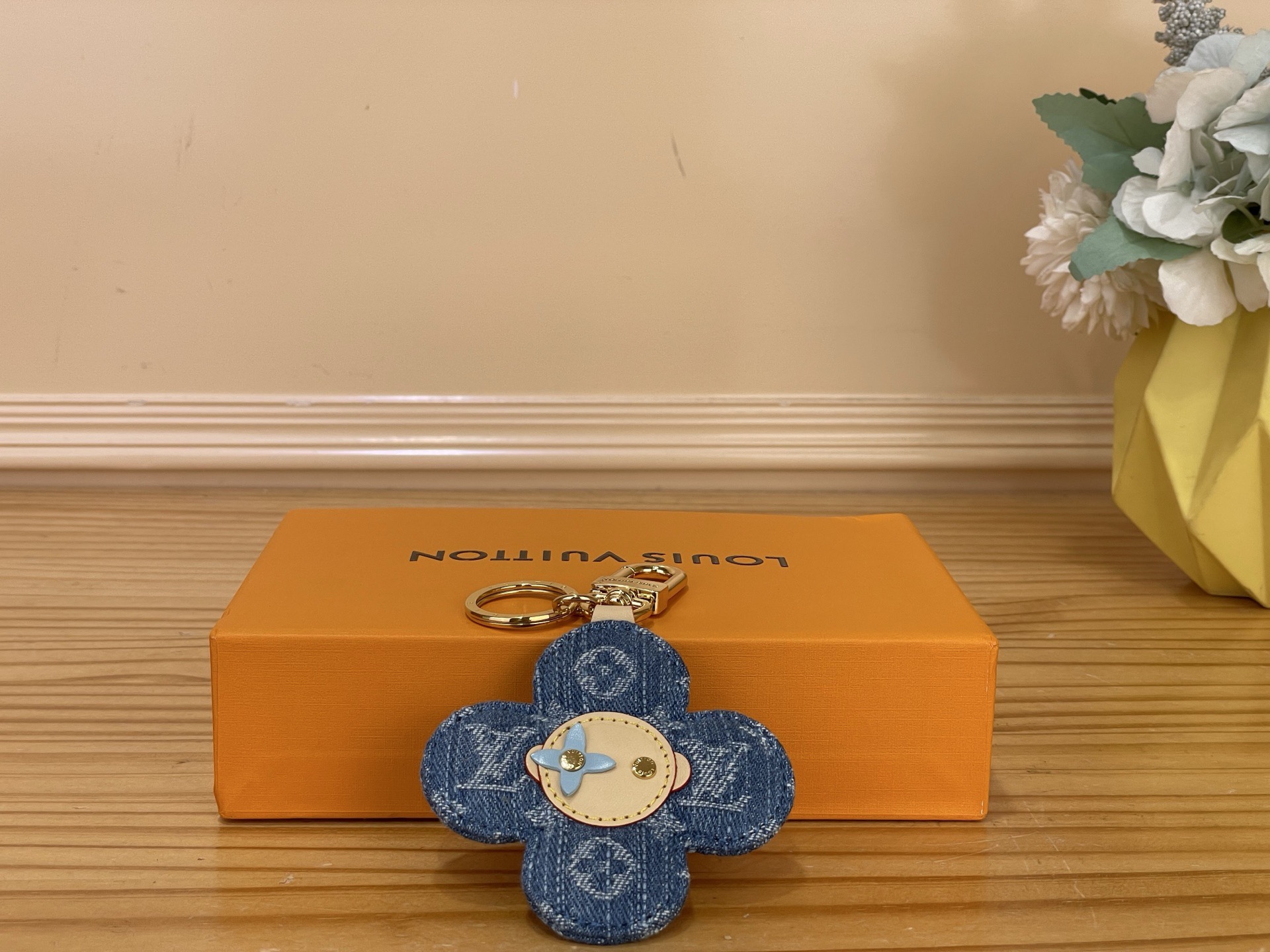 NO:812369,Top original order [VIVIENNE DENIM bag decoration] m03659 Sunflower/Denim Blue m03823 Sunflower/Denim Pink This Vivienne Denim bag decoration uses a fashionable and contemporary style to reinterpret the Louis Vuitton mascot. Vivienne ms’ cute face is outlined with Yingze metal, and the neck is embellished with Monogram  Denim interprets the brand's iconic elements with a naive image, adding humor to handbags or keys. 1712025,, louis vuitton19860909顶级原单【VIVIENNE DENIM 包饰】 m03659 太阳花/牛仔蓝 m03823 太阳花/牛仔粉 本款 Vivienne Denim 包饰以时髦当代风格新释路易威登吉祥物.Vivienne ms的萌趣面部以莹泽金属勾勒,颈上点缀 Monogram 丹宁布,以憨态可掬的形象演绎品牌标志性元素,为手袋或钥匙增添诙谐趣意.1712025,,louis vuitton,Bag