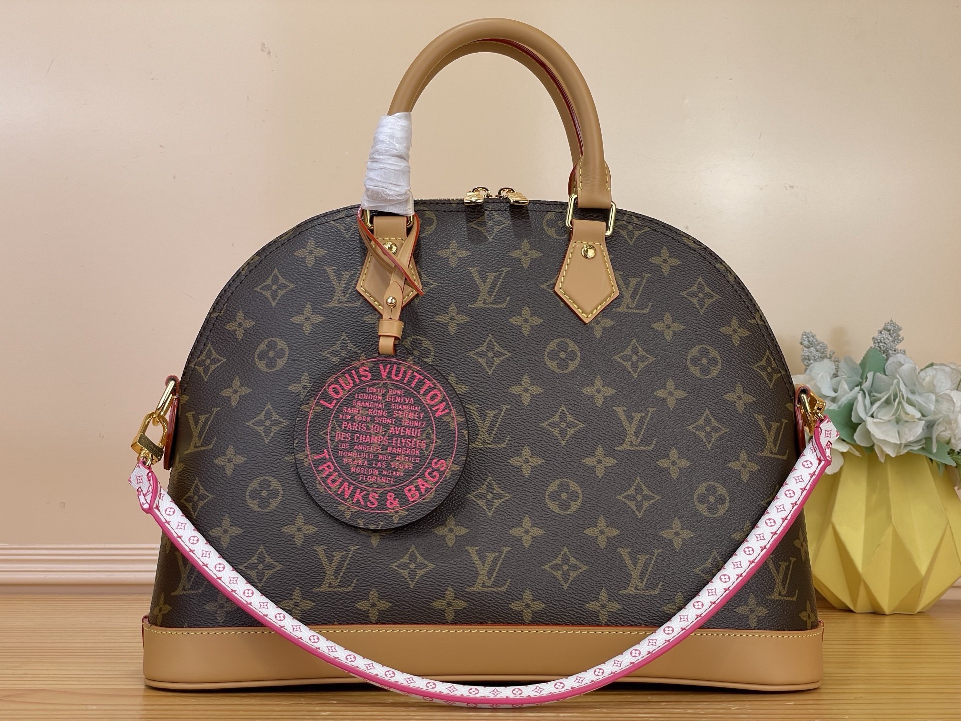NO:812221,Top original order [ALMA medium handbag] m27327 This Alma Soft medium handbag comes from the aris Vélo series, integrating sports aesthetics and craftsmanship.tc iconic Monogram  The hr canvas body is paired with a nylon drawstring storage bag. The elastic cord element releases energy and is inspired by the bicycle rear seat lashing. The unique silhouette is embellished with round charms, paying tribute to Louis Vuitton's trunk-making tradition. The right size can store everything you need, and can also accommodate a tablet. Dimensions 37 x 28 x 13.5 cm 7518085 (length x height x width),, louis vuitton19860909顶级原单【ALMA 中号手袋】 m27327 本款 Alma Soft 中号手袋出自 aris Vélo 系列,融蕴运动美学与匠心工艺.tc标志性 Monogram hr帆布包身搭配尼龙抽绳收纳包,弹力绳元素释放活力,灵感源于自行车后座绑绳.别致廓形缀饰圆形挂饰,致敬路易威登制箱传统.恰宜尺寸可收纳随身所需,亦可安放平板电脑. 尺寸37 x 28 x 13.5 厘米 7518085 (长度 x 高 x 宽),,louis vuitton,Bag