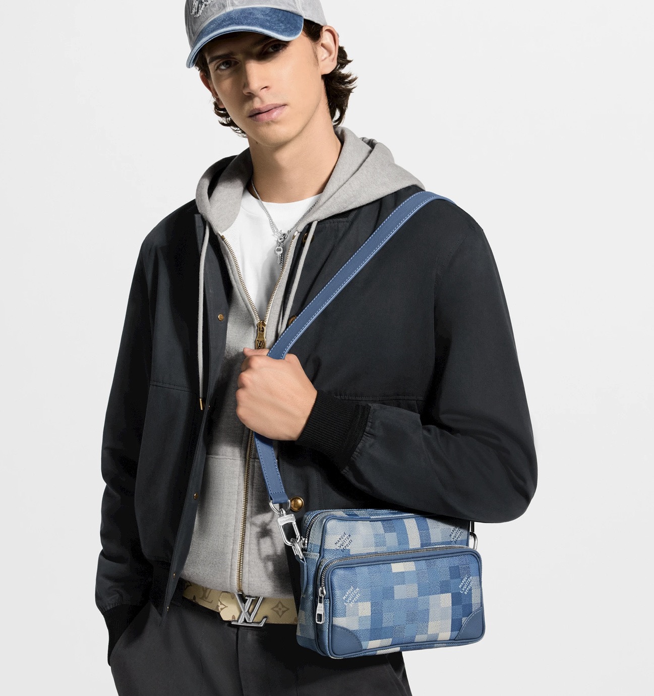 NO:812415,[NIL messenger bag] m14988 black grid/mosaic m28606 blue/mosaic model picture,19860909【NIL 邮差包】 m14988 黑格 / 马赛克 m28606 蓝色/马赛克 模特图,,Bag