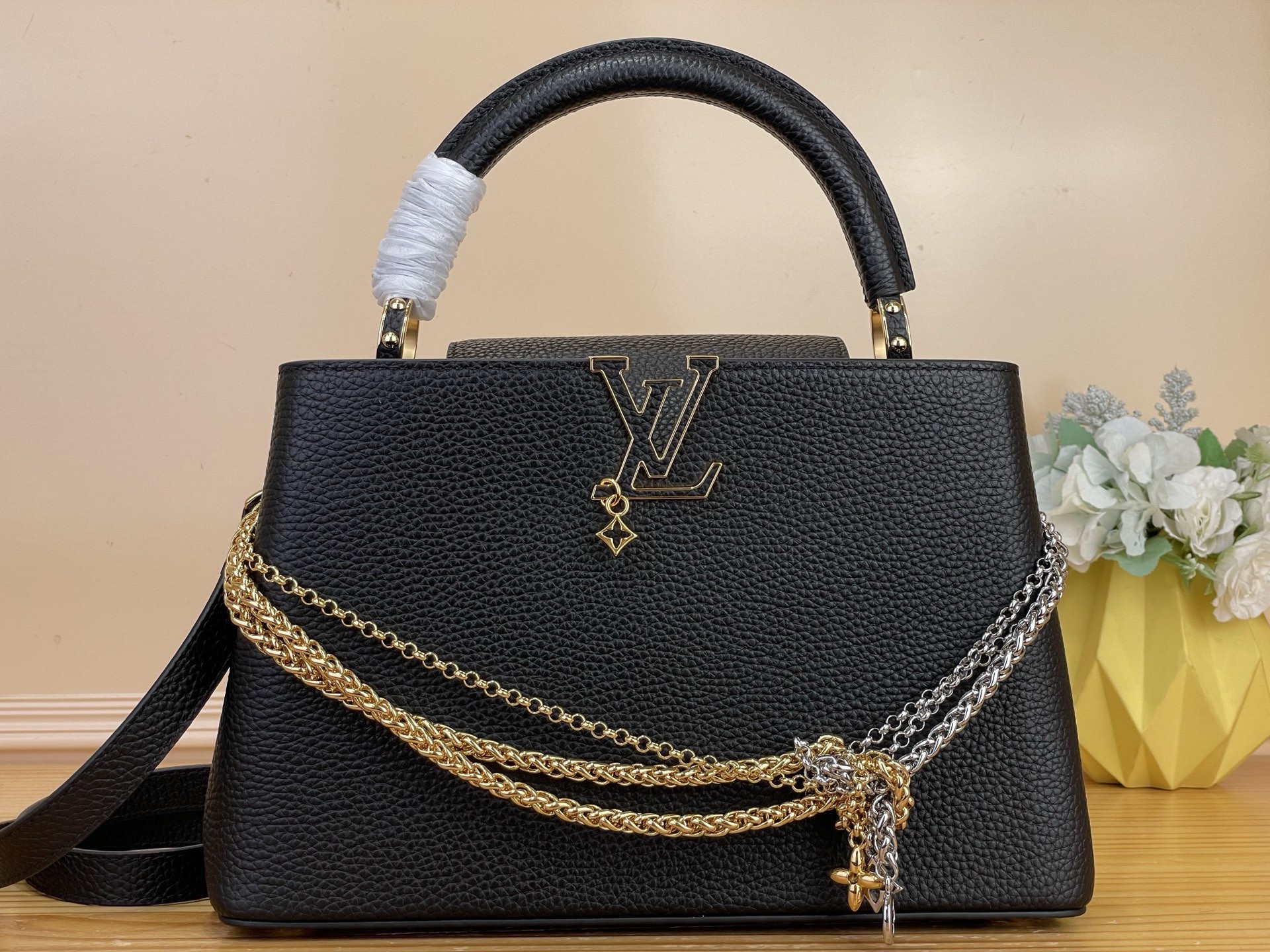 NO:812182,Top original order [CAUCINES medium handbag] m48865 black/tied chain. This Caucines medium handbag is made of fine Taurillon cow leather dip-dyed in deep tones, and paired with a double-plated chain that looks like jewelry, adding an elegant evening option to the Why Knot hl series. Monogram decoration and exquisite beading embellish the chain. The flap can be folded in or out for rich carrying options. Size 31.05 x 20 x  11 cm 140121550 (length x height x width),,cowhide19860909顶级原单【CAUCINES 中号手袋】 m48865 黑色/绑结链条 本款 Caucines 中号手袋为细腻 Taurillon 牛皮革浸染深邃色调,并搭配宛若珠宝的双镀链条,为 Why Knot hl系列增添优雅晚宴佳选.Monogram 装饰与精美珠饰装点链条.可内收或外置的翻盖丰富背携选择. 尺寸31.05 x 20 x 11厘米 140121550（长x高x宽）,,cowhide,Bag
