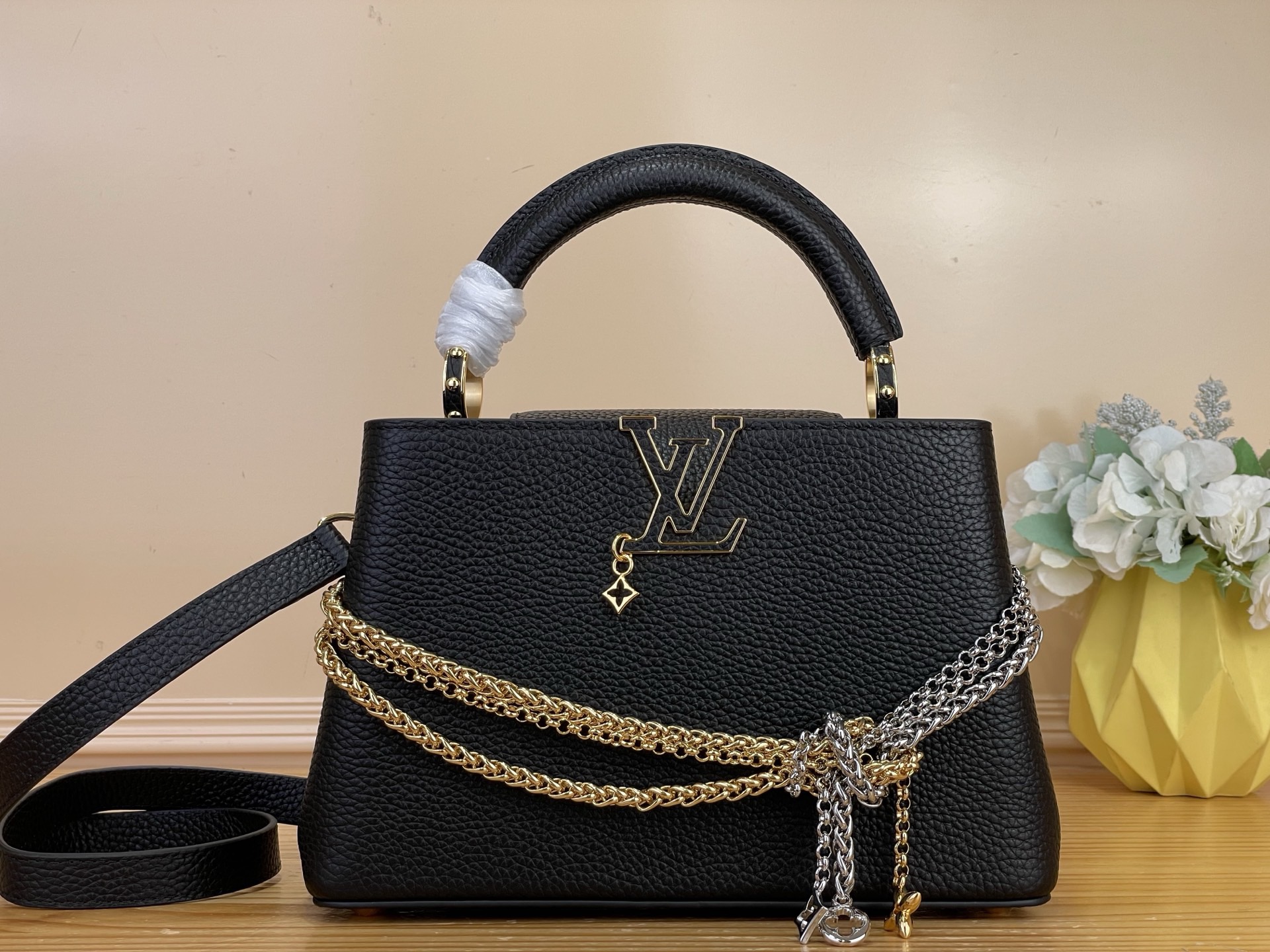 NO:812186,Top original order [CAUCINES bb handbag] m48865 black/tied chain. This Caucines bb handbag is made of fine Taurillon cow leather dip-dyed in deep tones, and paired with a double-plated chain that looks like jewelry, adding an elegant evening option to the Why Knot series. Monogram decoration and exquisite beading embellish the chain. The flap can be folded in or out for rich carrying options. Size 27 x 17.3 x 9 cm  135121400 (length x height x width),,cowhide19860909顶级原单【CAUCINES bb手袋】 m48865 黑色/绑结链条 本款 Caucines bb手袋为细腻 Taurillon 牛皮革浸染深邃色调,并搭配宛若珠宝的双镀链条,为 Why Knot 系列增添优雅晚宴佳选.Monogram 装饰与精美珠饰装点链条.可内收或外置的翻盖丰富背携选择. 尺寸27 x 17.3 x 9 厘米 135121400 (长度 x 高 x 宽),,cowhide,Bag