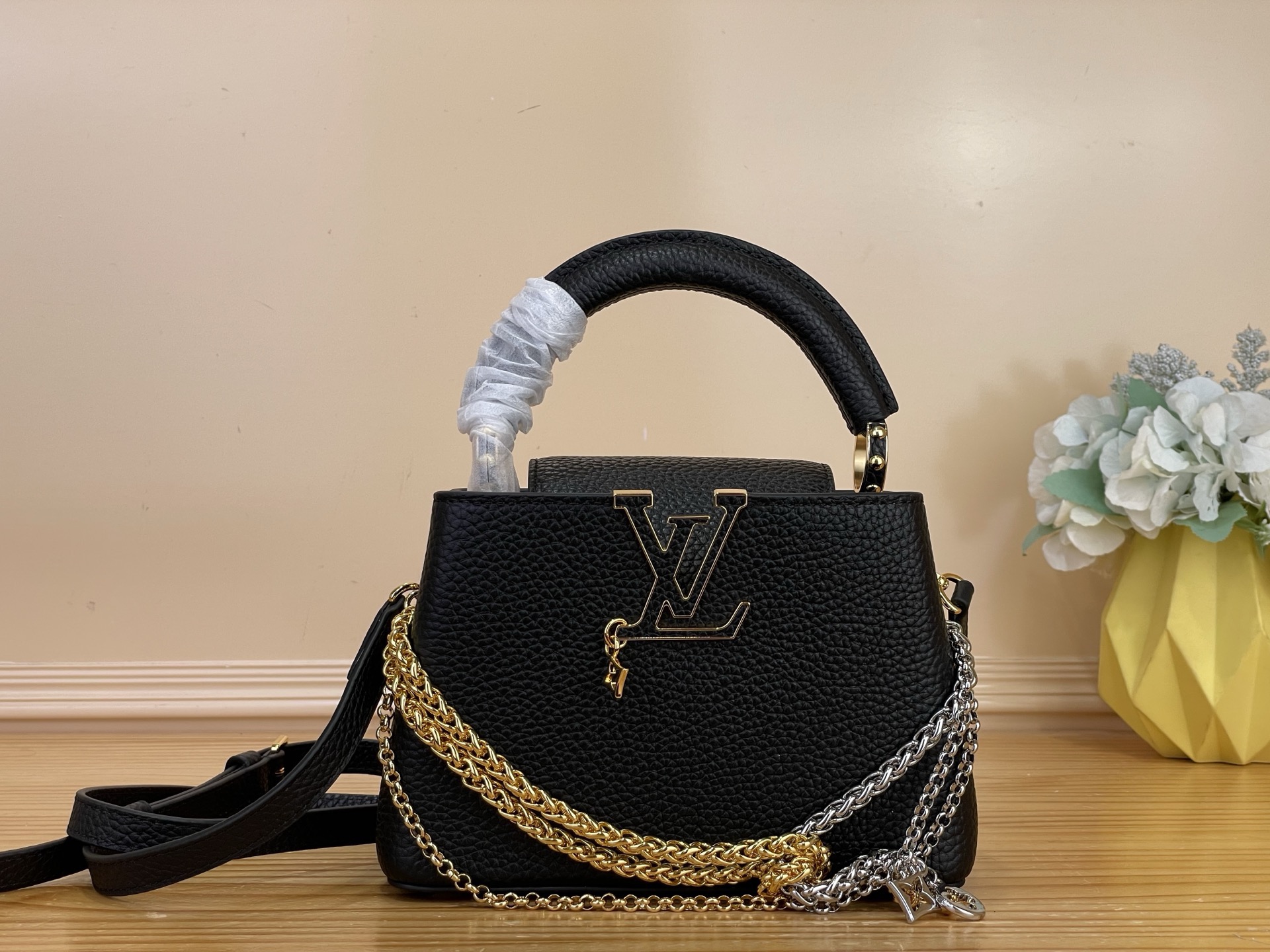 NO:812190,Top original order [CAUCINES mini handbag] m48865 black/tied chain This Caucines mini handbag is made of fine Taurillon cow leather dip-dyed in deep tones, and paired with a double-plated chain that looks like jewelry, adding an elegant evening option to the Why Knot hl series. Monogram decoration and exquisite beading embellish the chain. The flap can be folded in or out for rich carrying options. Dimensions 13.6 x 21 x 8 cm  125121350 (length x height x width),,cowhide19860909顶级原单【CAUCINES 迷你手袋】 m48865 黑色/绑结链条 本款 Caucines 迷你手袋为细腻 Taurillon 牛皮革浸染深邃色调,并搭配宛若珠宝的双镀链条,为 Why Knot hl系列增添优雅晚宴佳选.Monogram 装饰与精美珠饰装点链条.可内收或外置的翻盖丰富背携选择. 尺寸13.6 x 21 x 8 厘米 125121350 (长度 x 高 x 宽),,cowhide,Bag